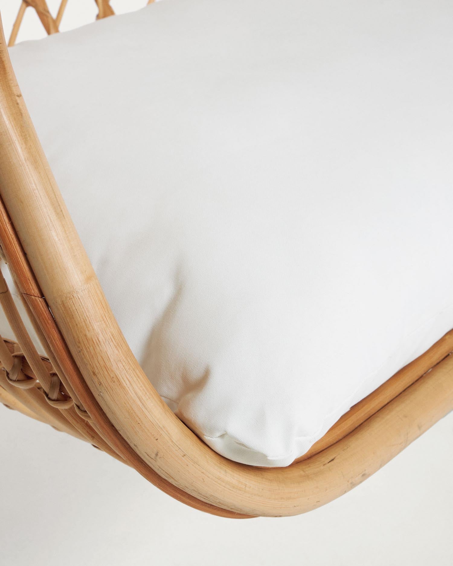 Stilvoller Hängesessel Ekaterina aus robustem Rattan mit stabilen Standfuß in Dunkelgrau – perfekt für entspannte Momente drinnen und draußen.