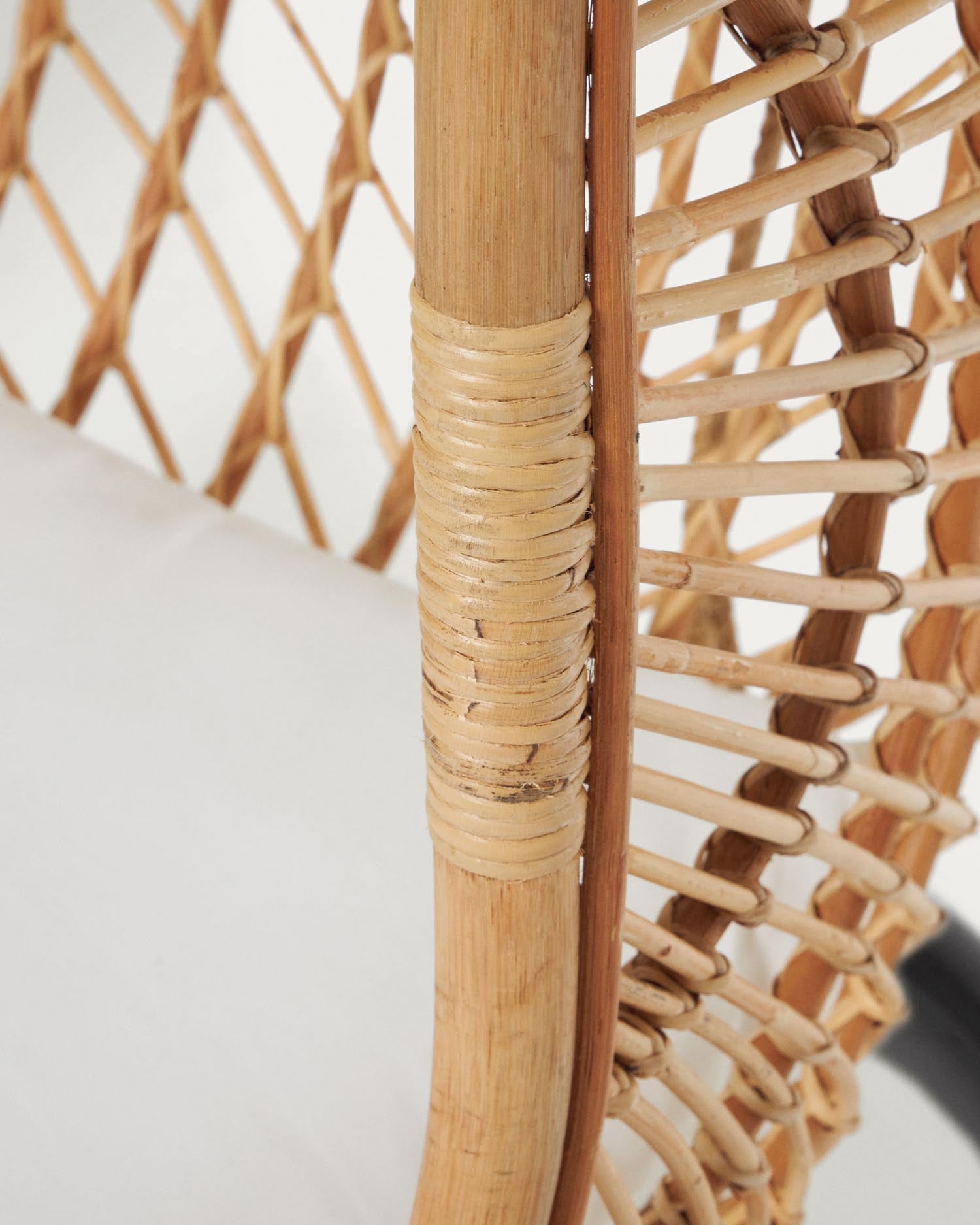 Eleganter Hängesessel Ekaterina aus langlebigem Rattan mit stabiler Dunkelgrau-Standfuß – ideal für entspannende Stunden in jedem Raum.