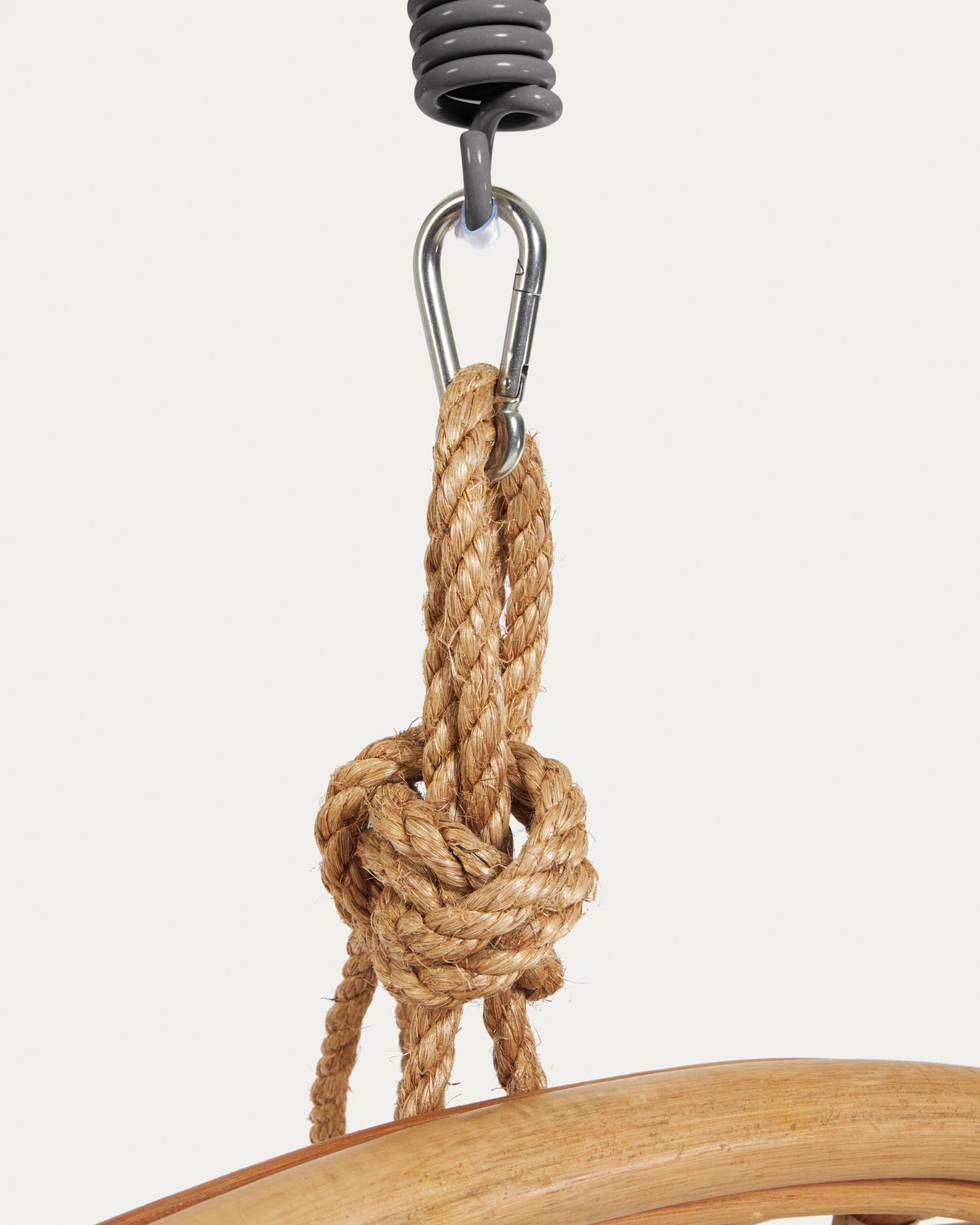 Stylischer Hängesessel Ekaterina aus robustem Rattan mit stabilen Standfuß in Dunkelgrau – perfekt für gemütliche Auszeiten drinnen und draußen.