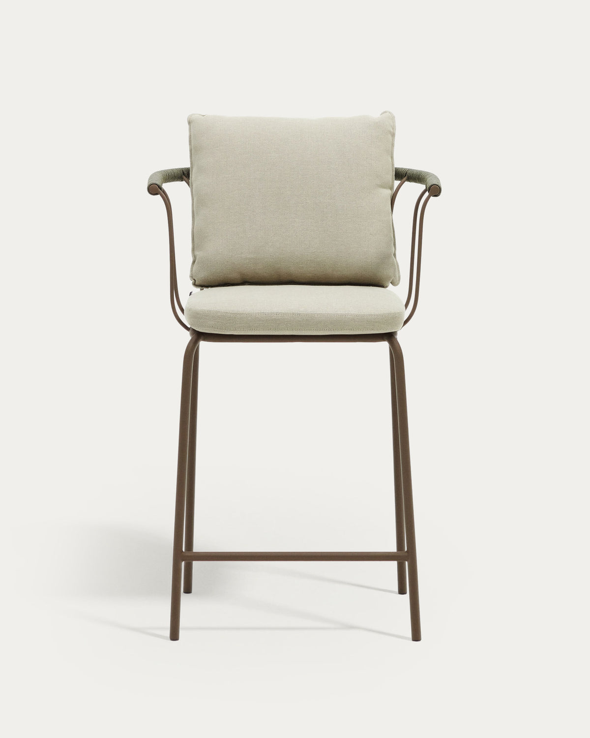Salguer stapelbarer Hocker aus Seil und Stahl mit Finish in Braun 66 cm in Braun, Beige, Grün präsentiert im Onlineshop von KAQTU Design AG. Outdoor-Barstuhl mit Armlehne ist von Kave Home