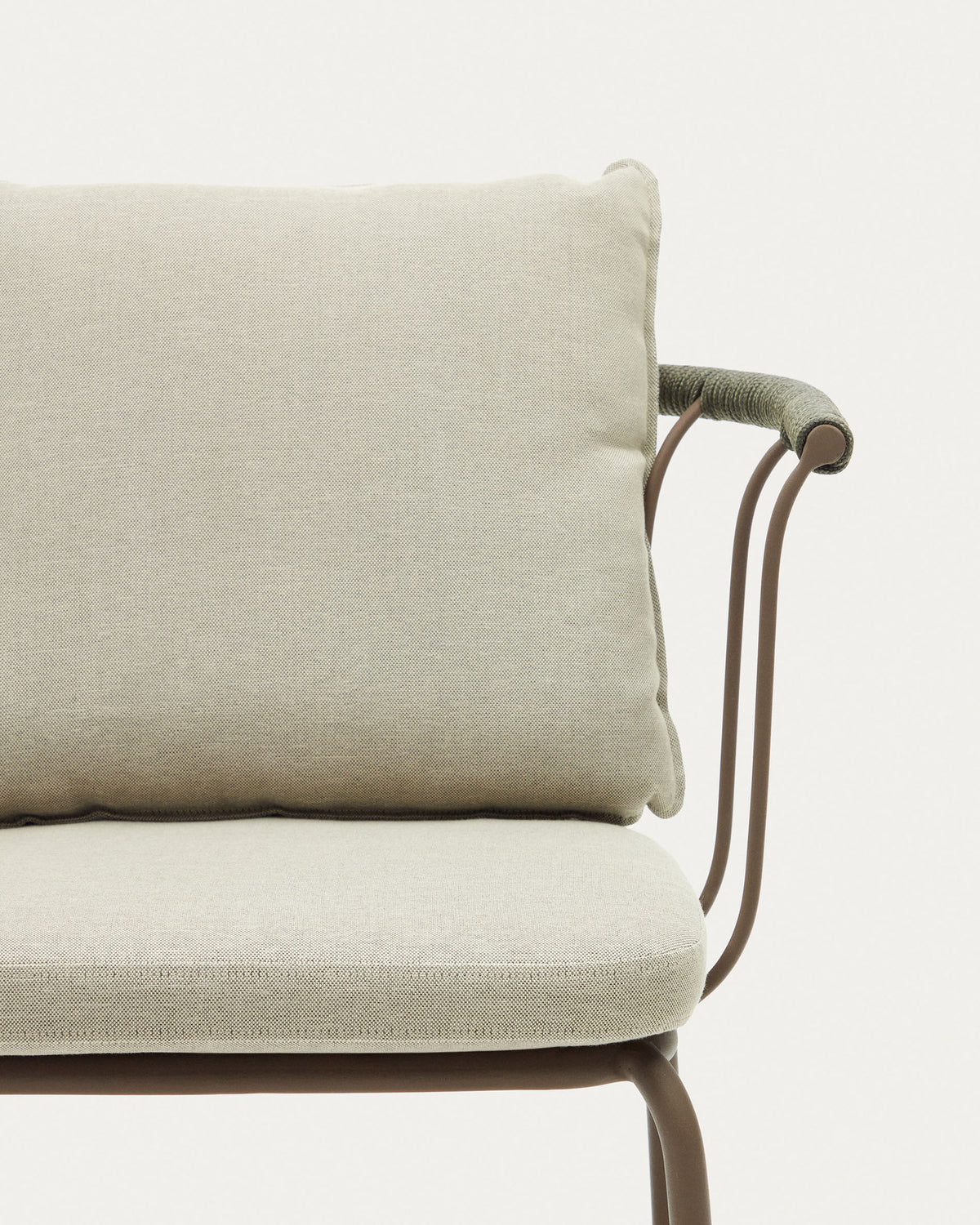 Salguer stapelbarer Hocker aus Seil und Stahl mit Finish in Braun 66 cm in Braun, Beige, Grün präsentiert im Onlineshop von KAQTU Design AG. Outdoor-Barstuhl mit Armlehne ist von Kave Home