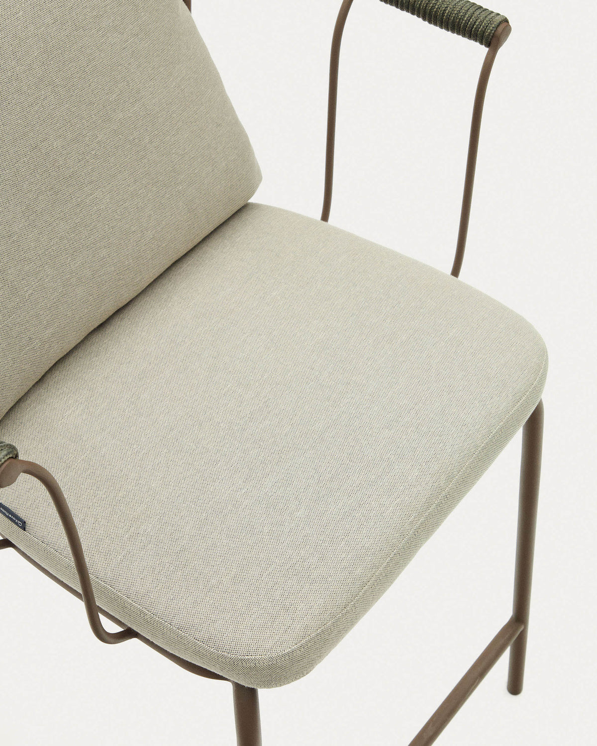 Salguer stapelbarer Hocker aus Seil und Stahl mit Finish in Braun 66 cm in Braun, Beige, Grün präsentiert im Onlineshop von KAQTU Design AG. Outdoor-Barstuhl mit Armlehne ist von Kave Home