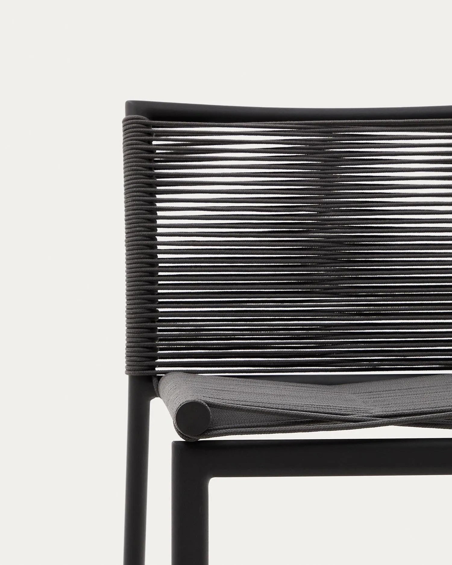 Moderner Outdoor-Hocker mit grauem Aluminiumgestell und Seilgeflecht, ideal für stilvolle Außenbereiche, Höhe 65 cm.