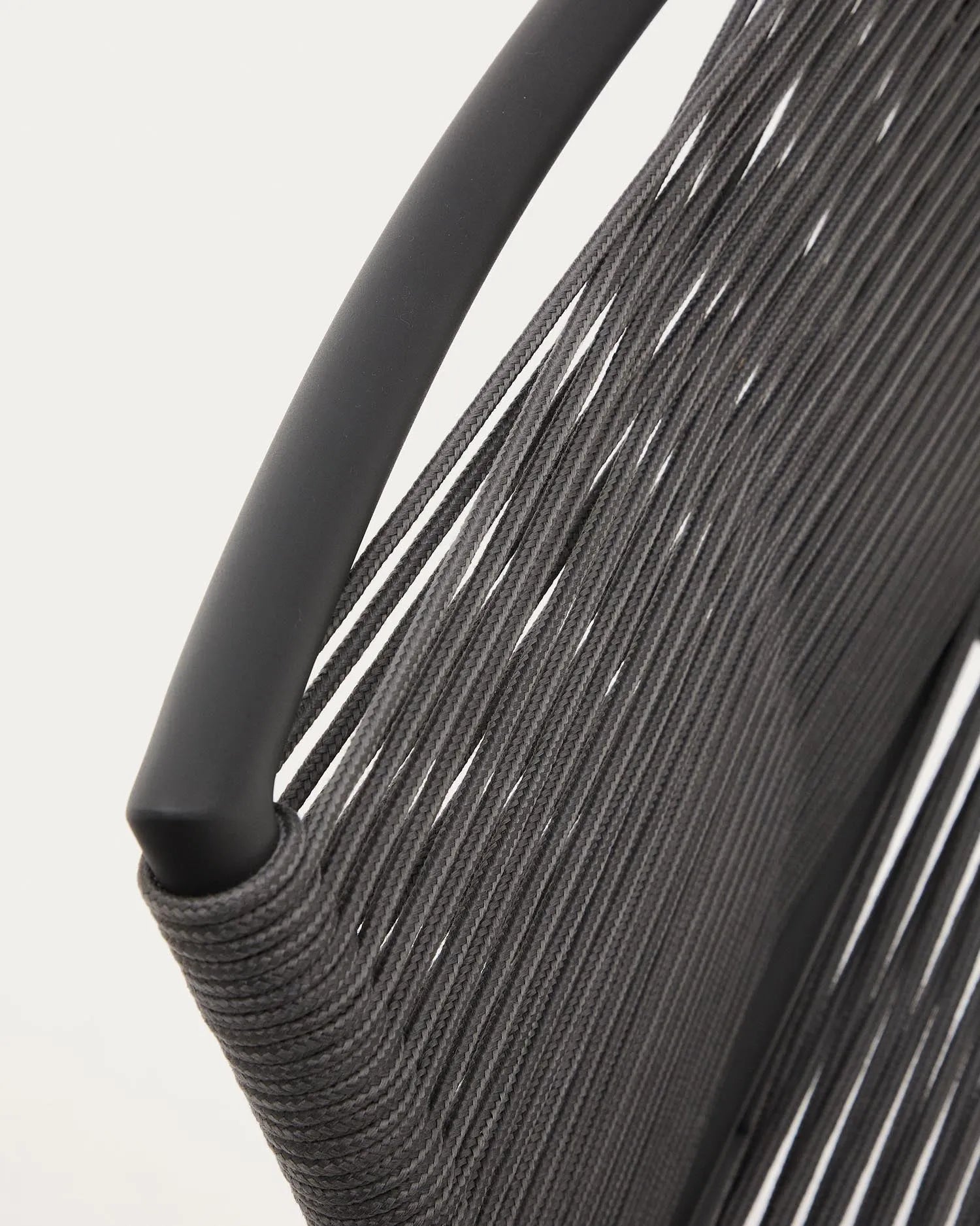 Moderner Outdoor-Hocker mit grauem Aluminiumgestell und Seilgeflecht, ideal für stilvolle Außenbereiche, Höhe 65 cm.