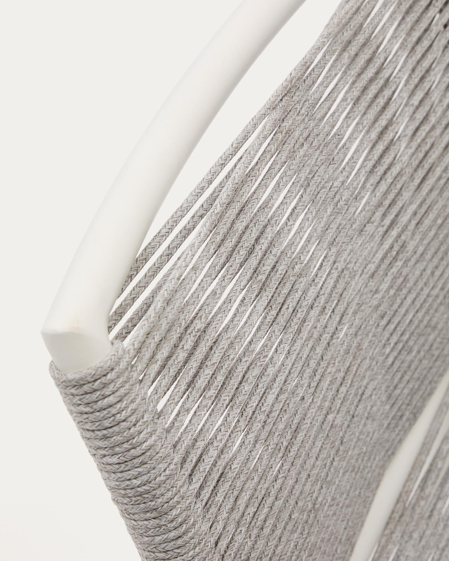 Moderner Culip Outdoor-Hocker, 65 cm, gefertigt aus langlebigem Seil und weißem Aluminium, ideal für stilvolle Außenbereiche.