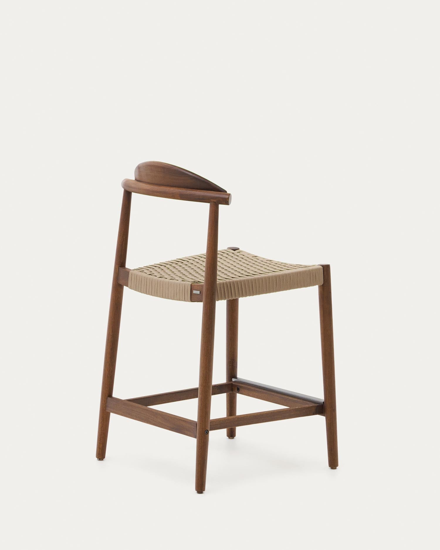 Massiver Akazienholz-Hocker mit nussbaumfarbenem Finish, beige Seilakzente, 62 cm hoch, FSC-zertifiziert, von Kave Home.