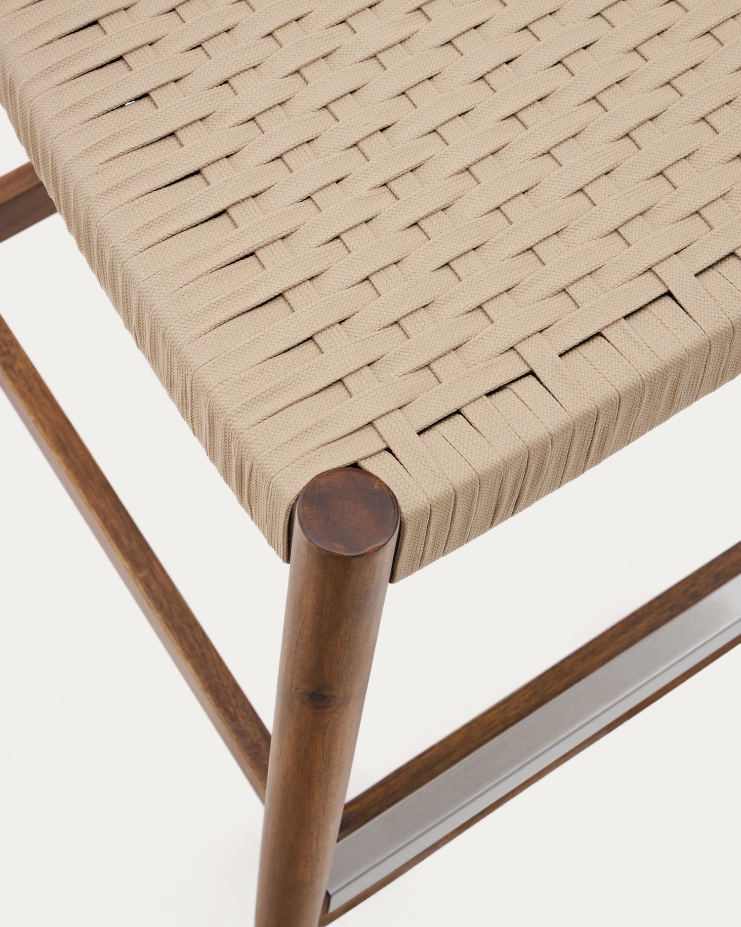 Erleben Sie den Nina Hocker von Kave Home: Ein 62 cm hoher Hocker aus massivem Akazienholz mit edlem nussbaumfarbenem Finish und beigem Seil für zusätzlichen Komfort.