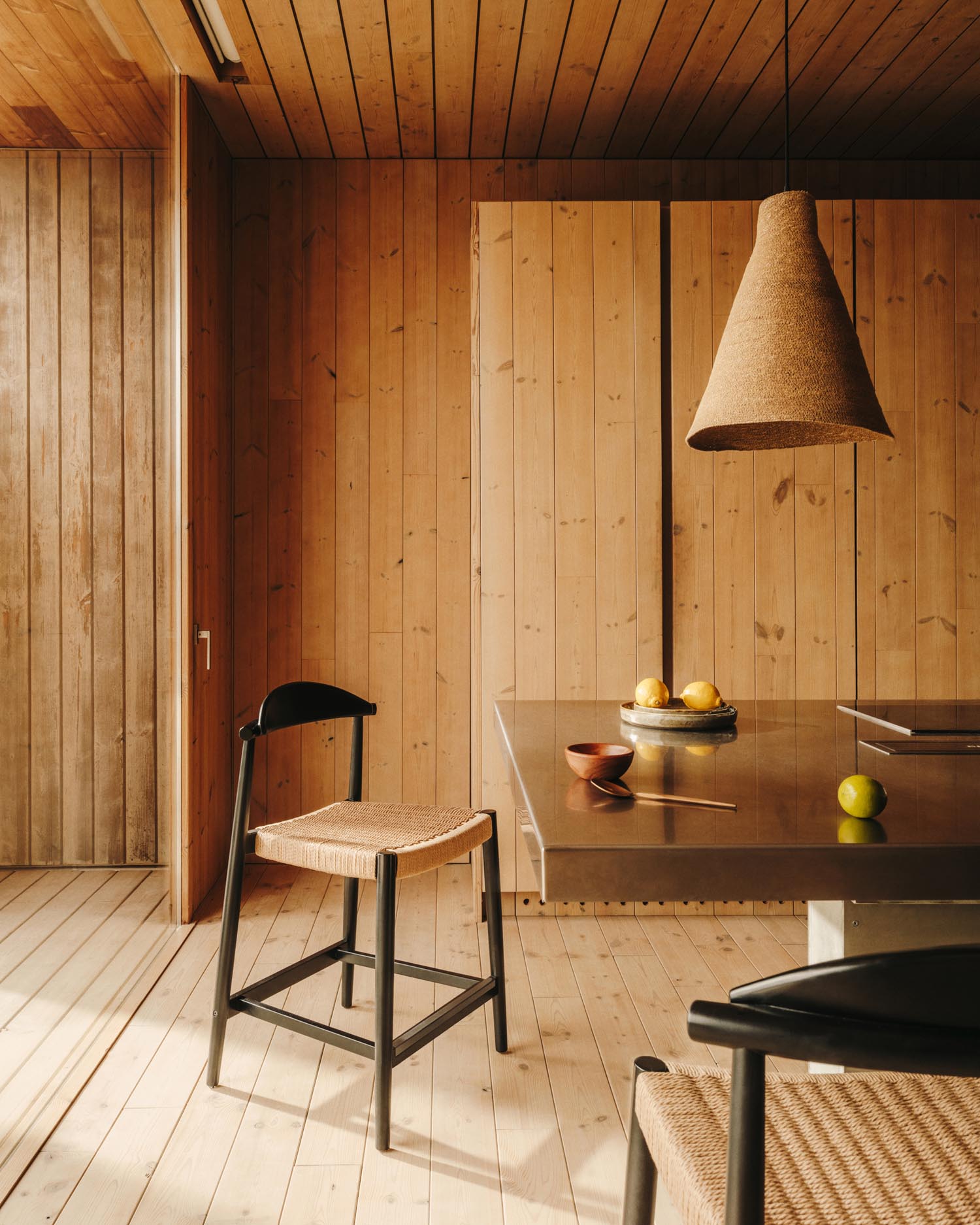 Entdecken Sie den stilvollen Nina Hocker aus robustem Akazienholz mit elegantem schwarzem Finish und handgeflochtenem beigem Seil – ideal für Ihren Aussenbereich.