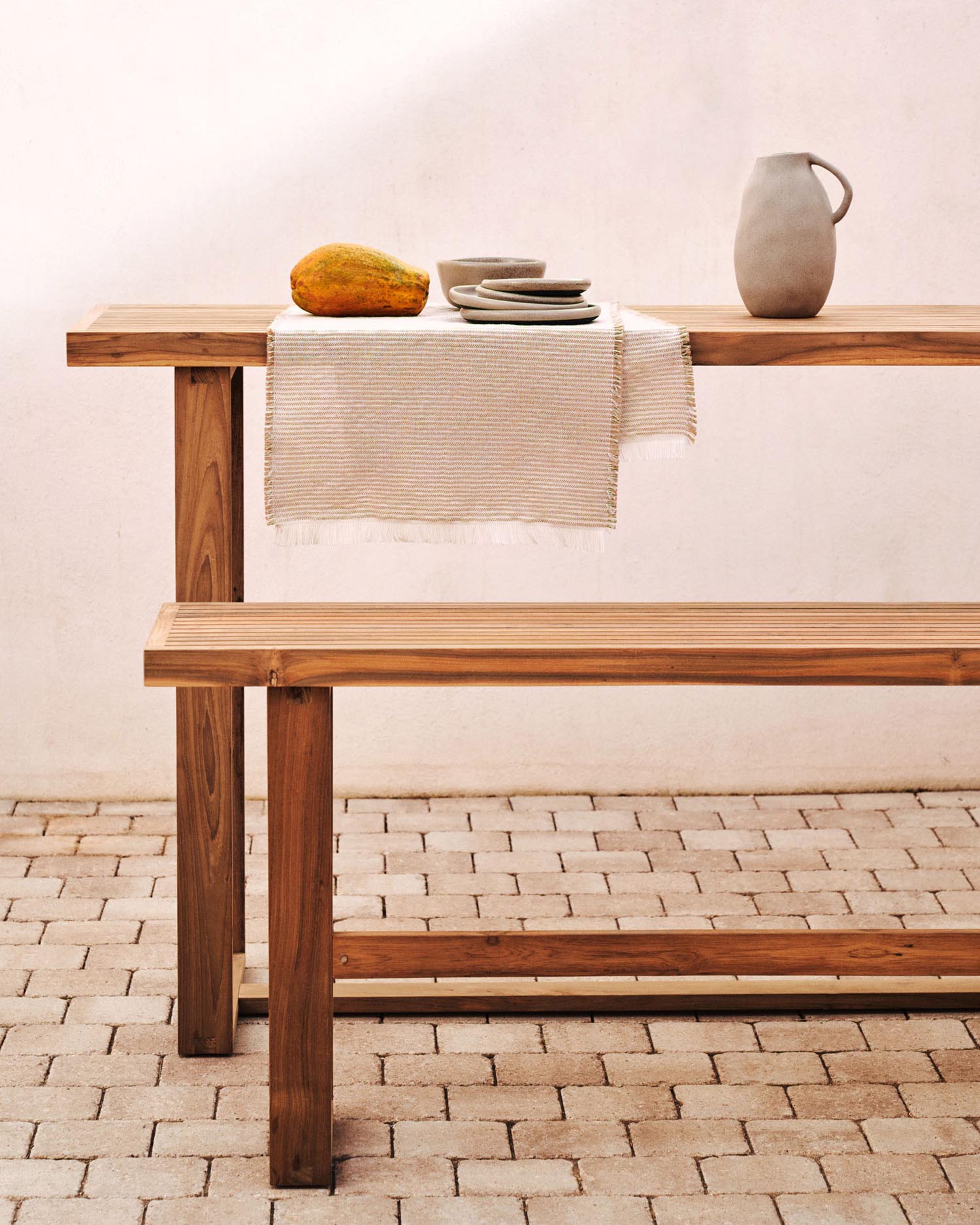 Stilvolle hohe Bank aus 100% recyceltem Teakholz, 130 cm lang, perfekt für den Außenbereich, langlebig und umweltfreundlich.