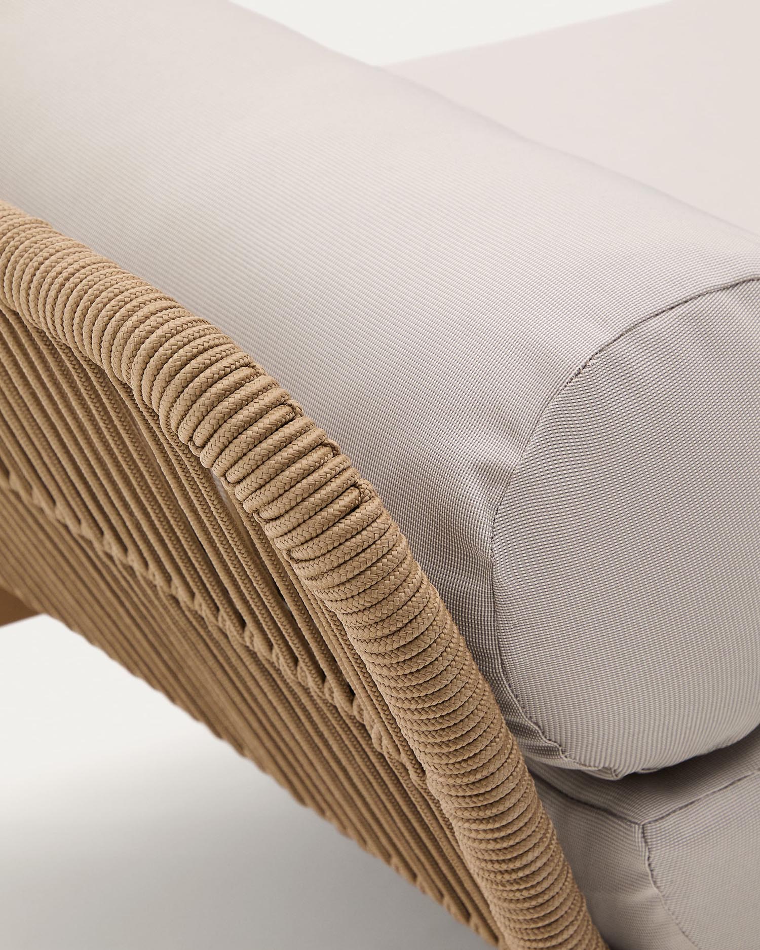 Das elegante Catalina Daybed von Kave Home vereint nachhaltiges Akazienholz und luftiges, handgeflochtenes Seil in Beige für stilvolle Entspannung im Freien.