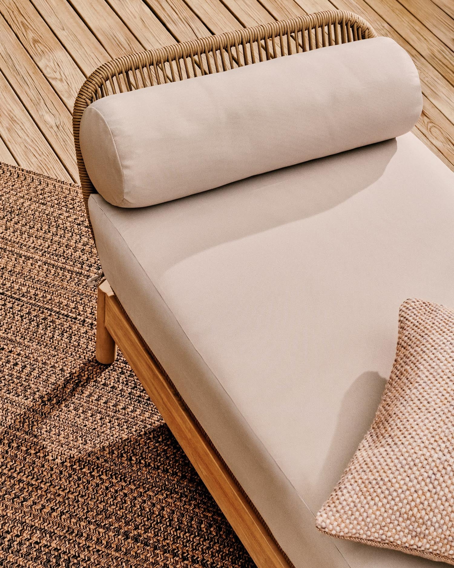 Das Catalina Daybed kombiniert beiges Seil und FSC-zertifiziertes Akazienholz für stilvolle und nachhaltige Entspannung.