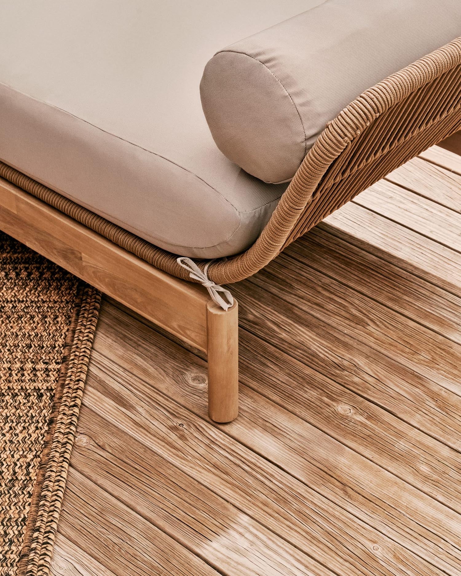 Das Catalina Daybed aus beigem Seil und FSC-Akazienholz bietet nachhaltigen Komfort und elegantes Design für Ihr Zuhause.