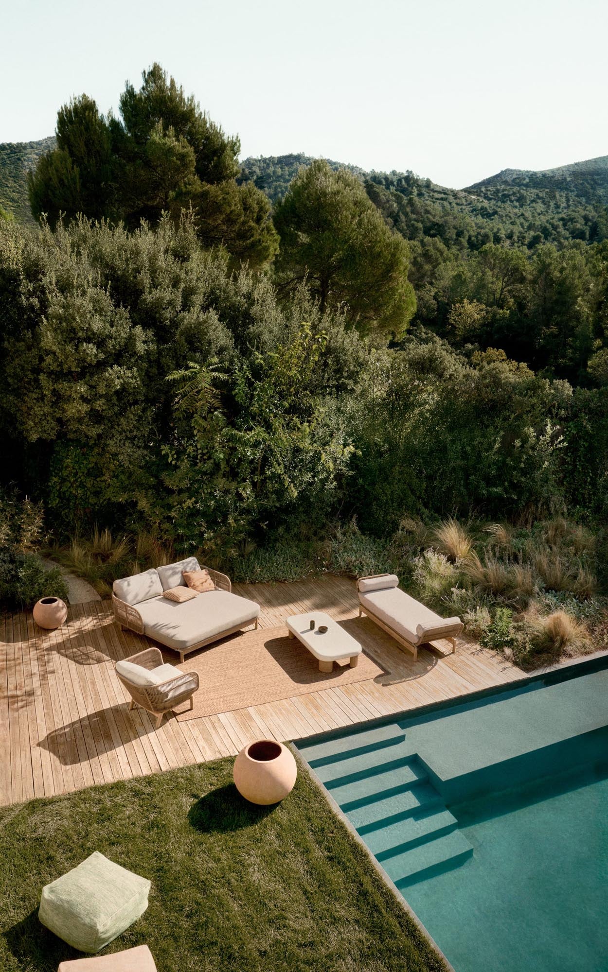 Das Catalina Daybed kombiniert beiges Seil und FSC-zertifiziertes Akazienholz für stilvollen und nachhaltigen Wohnkomfort.