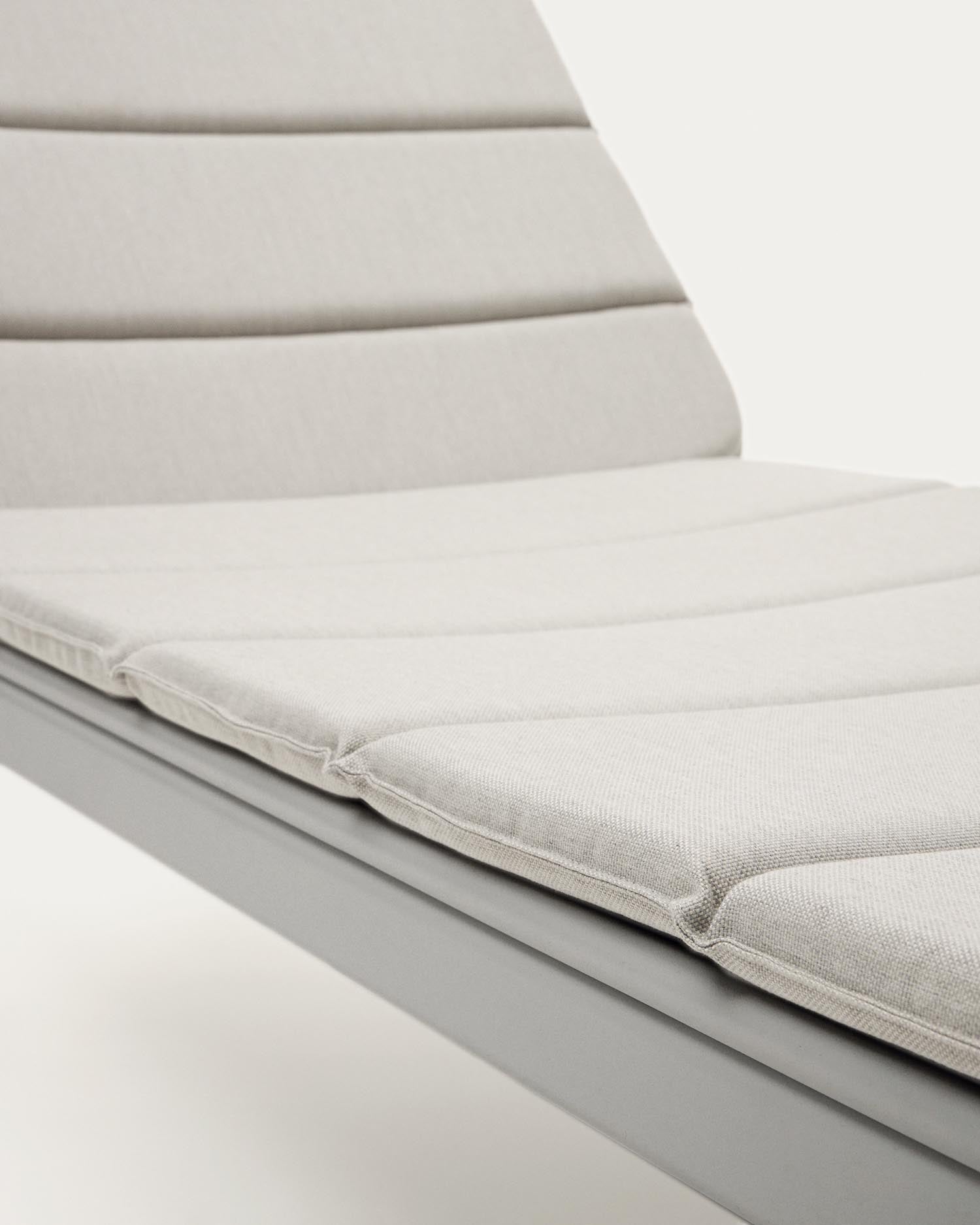 Moderne Marcona Sonnenliege aus robustem Aluminium mit weißer Lackierung, verstellbarer Rückenlehne und eleganten Holzakzenten für entspannte Stunden im Freien.