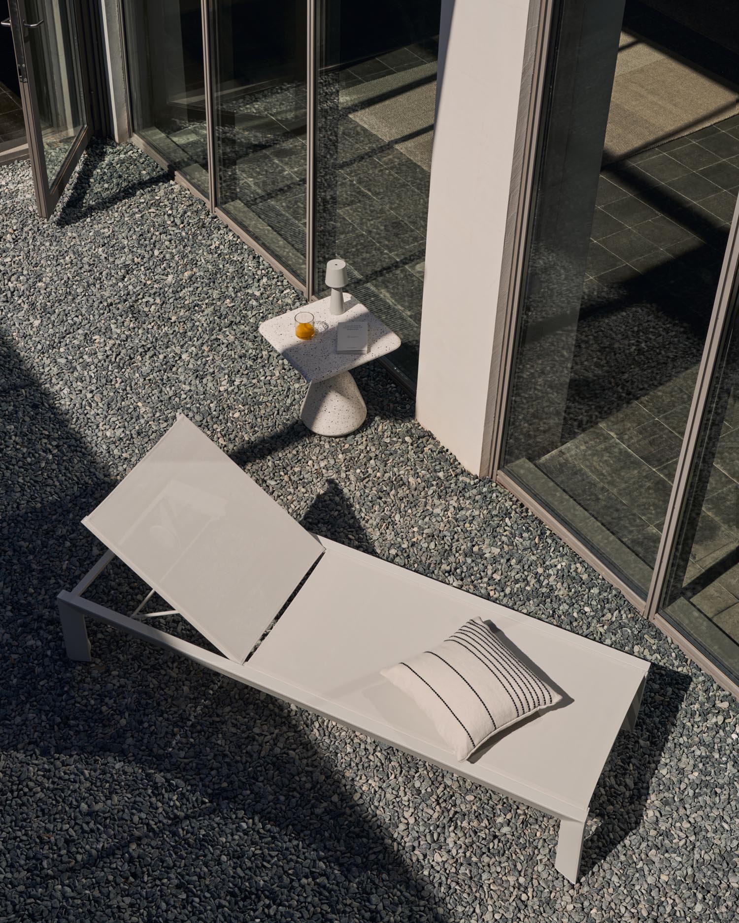 Moderner Canutells Aluminium Liegestuhl in elegantem Weiss, ideal für den Garten. Verstellbare Rückenlehne und wetterfeste Textiline für höchsten Komfort.