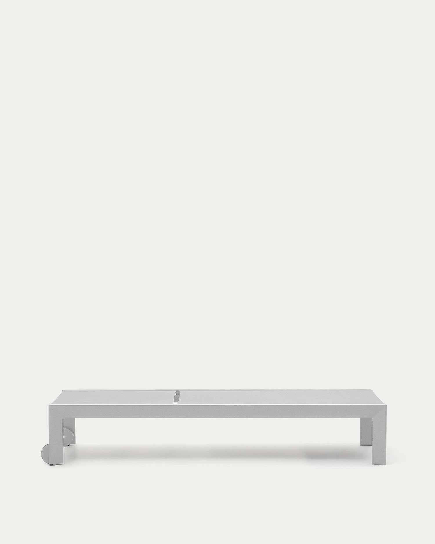 Eleganter Canutells Aluminium Liegestuhl in Weiß von Kave Home, ideal für stilvolle Entspannung im Freien. Wetterfest und verstellbar.