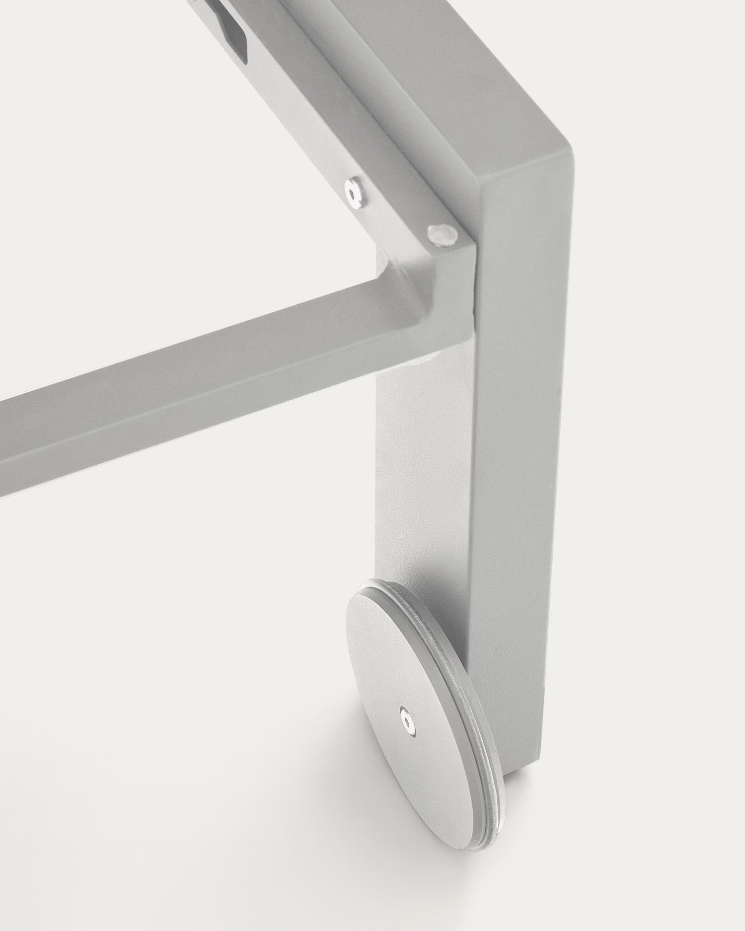 Moderner Canutells Aluminium Liegestuhl in elegantem Weiß von Kave Home. Leicht, langlebig und perfekt für entspannte Stunden im Freien.