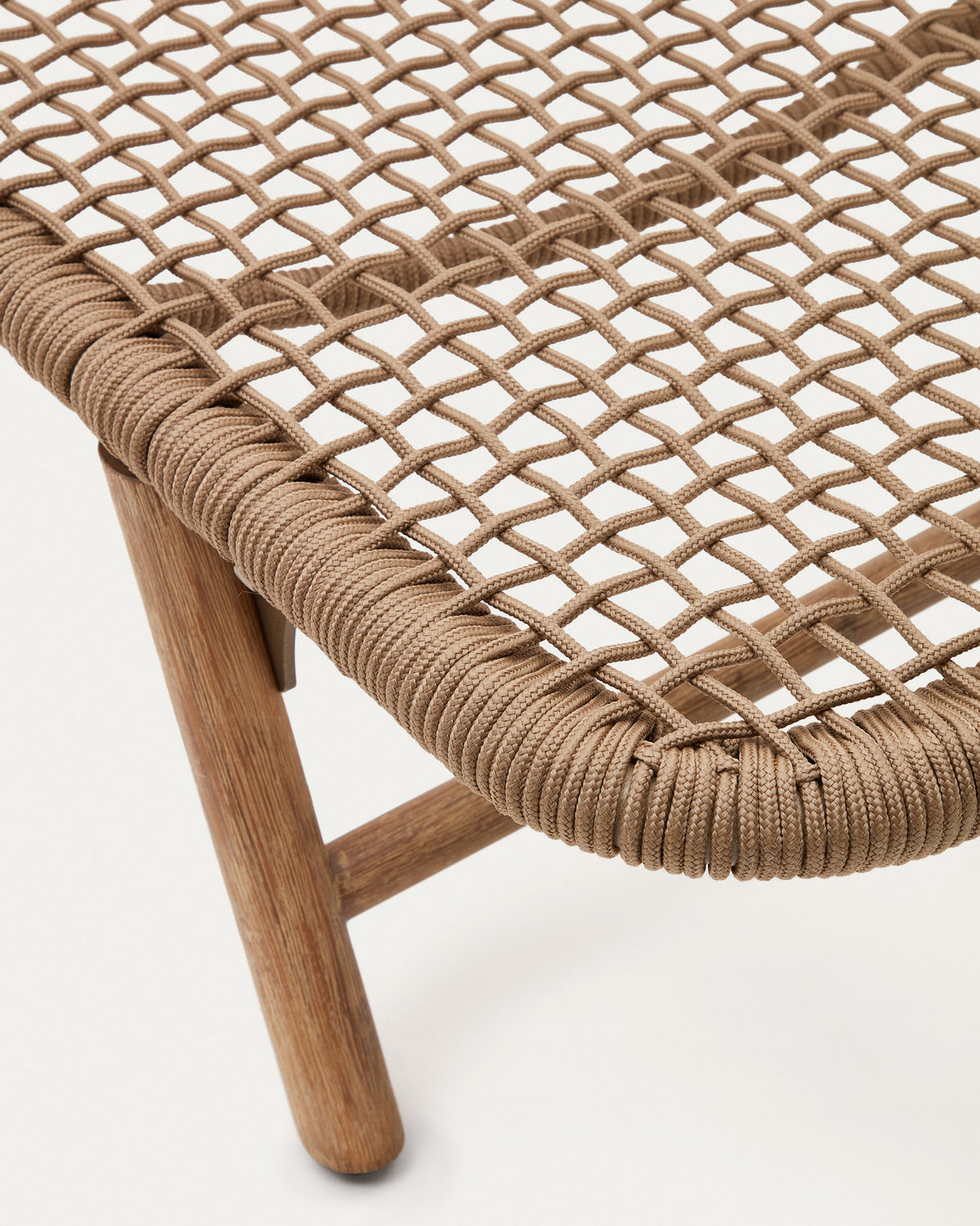 Sonnenliege Dandara aus Stahl, beiges Seil und Beine aus massivem FSC 100% Akazienholz in Beige präsentiert im Onlineshop von KAQTU Design AG. Liegestuhl ist von Kave Home