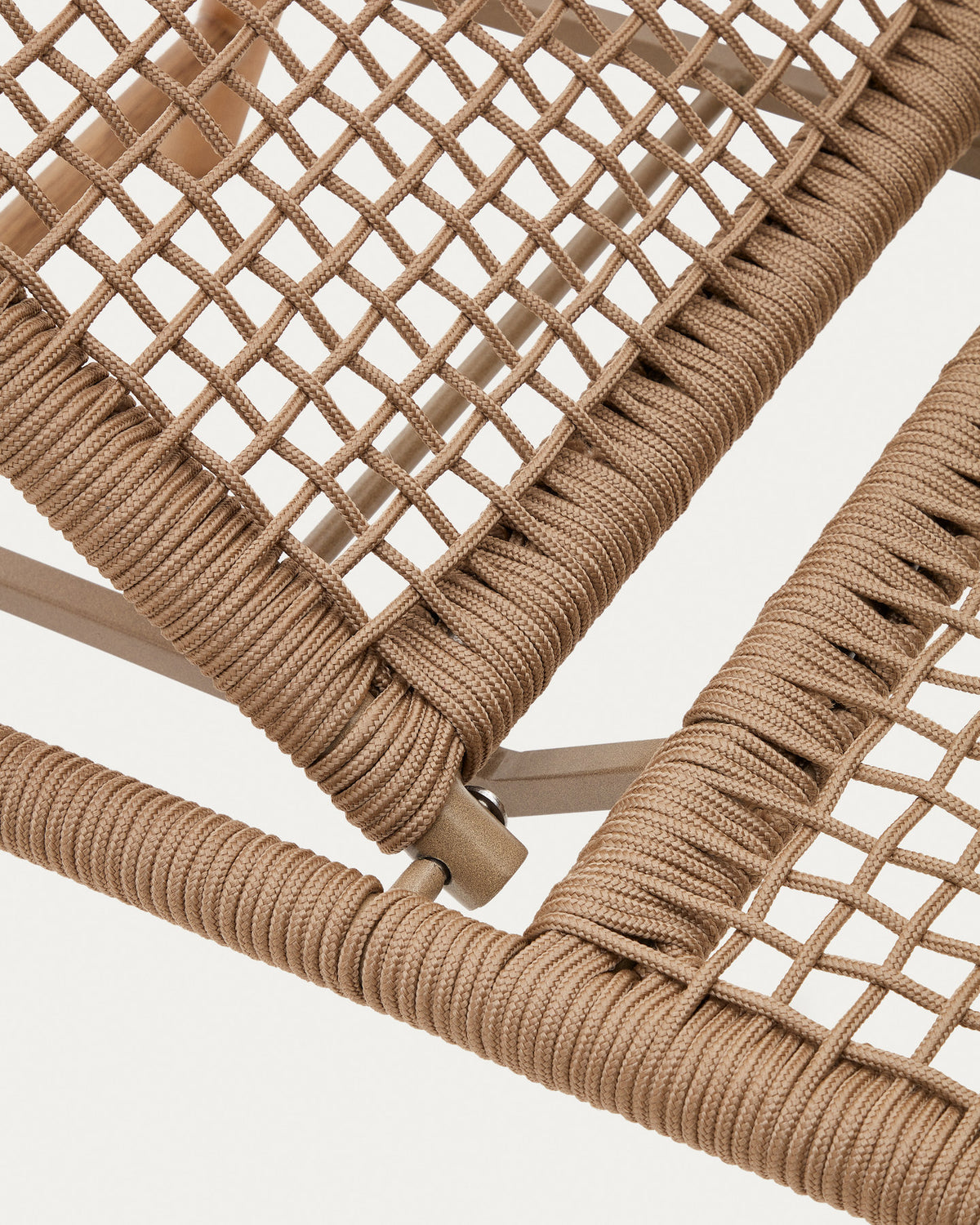 Sonnenliege Dandara aus Stahl, beiges Seil und Beine aus massivem FSC 100% Akazienholz in Beige präsentiert im Onlineshop von KAQTU Design AG. Liegestuhl ist von Kave Home