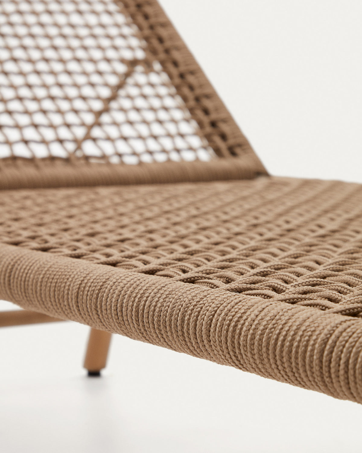 Sonnenliege Dandara aus Stahl, beiges Seil und Beine aus massivem FSC 100% Akazienholz in Beige präsentiert im Onlineshop von KAQTU Design AG. Liegestuhl ist von Kave Home