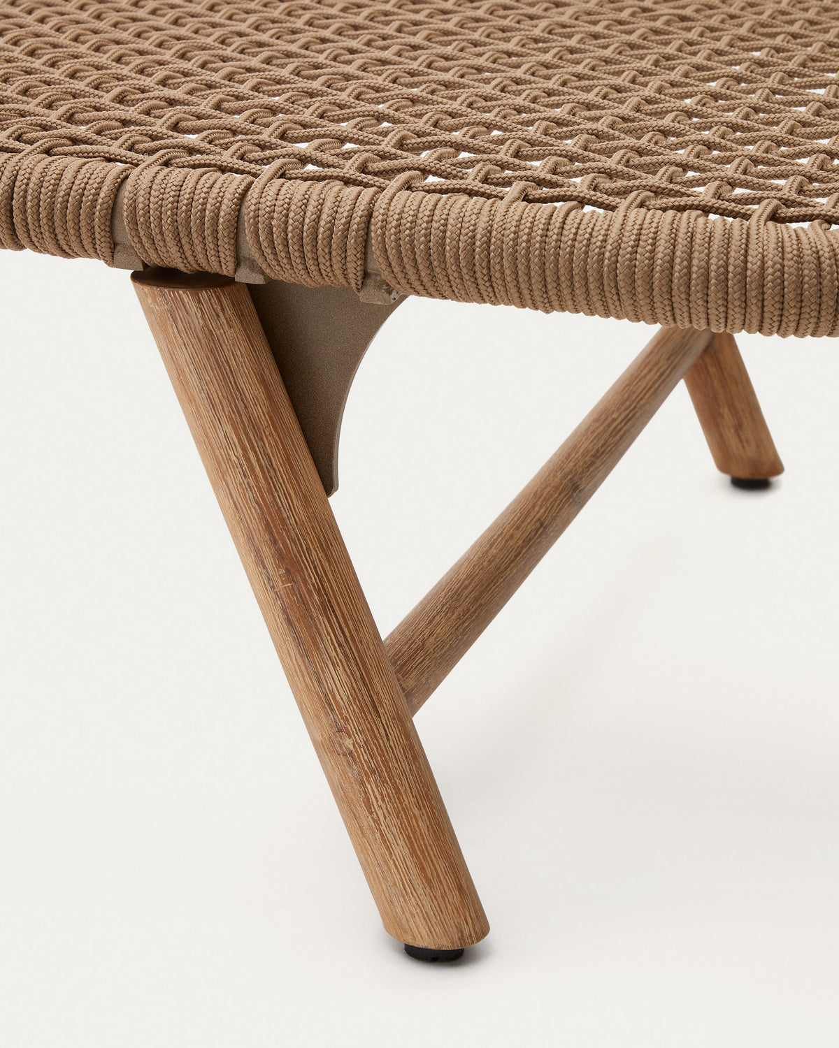 Sonnenliege Dandara aus Stahl, beiges Seil und Beine aus massivem FSC 100% Akazienholz in Beige präsentiert im Onlineshop von KAQTU Design AG. Liegestuhl ist von Kave Home