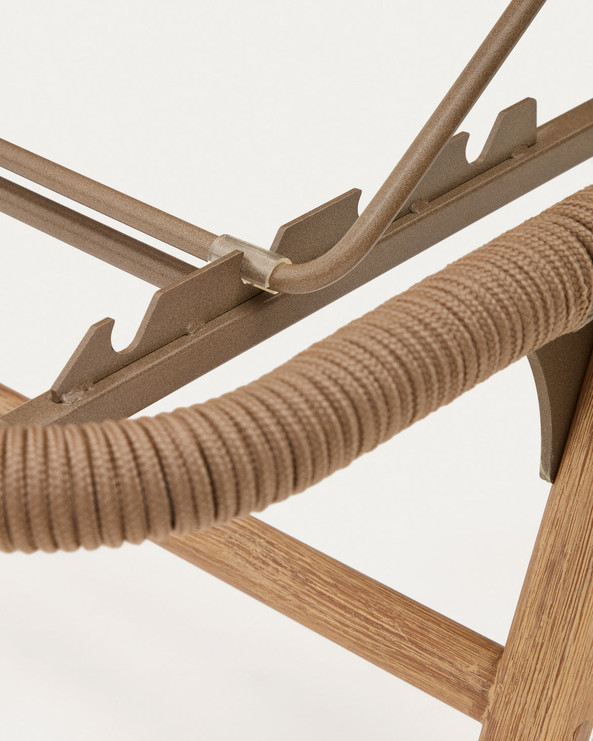 Sonnenliege Dandara aus Stahl, beiges Seil und Beine aus massivem FSC 100% Akazienholz in Beige präsentiert im Onlineshop von KAQTU Design AG. Liegestuhl ist von Kave Home