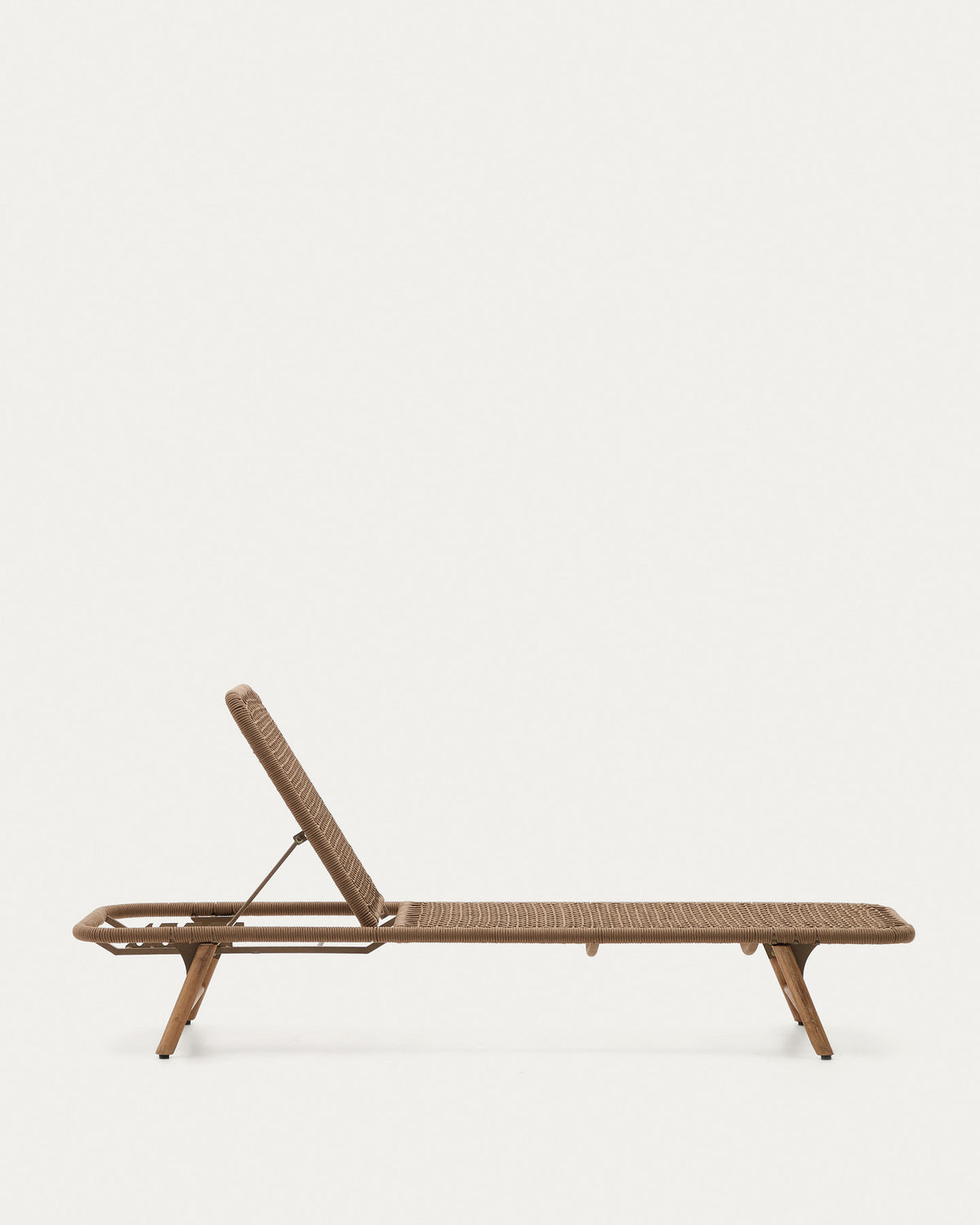 Sonnenliege Dandara aus Stahl, beiges Seil und Beine aus massivem FSC 100% Akazienholz in Beige präsentiert im Onlineshop von KAQTU Design AG. Liegestuhl ist von Kave Home