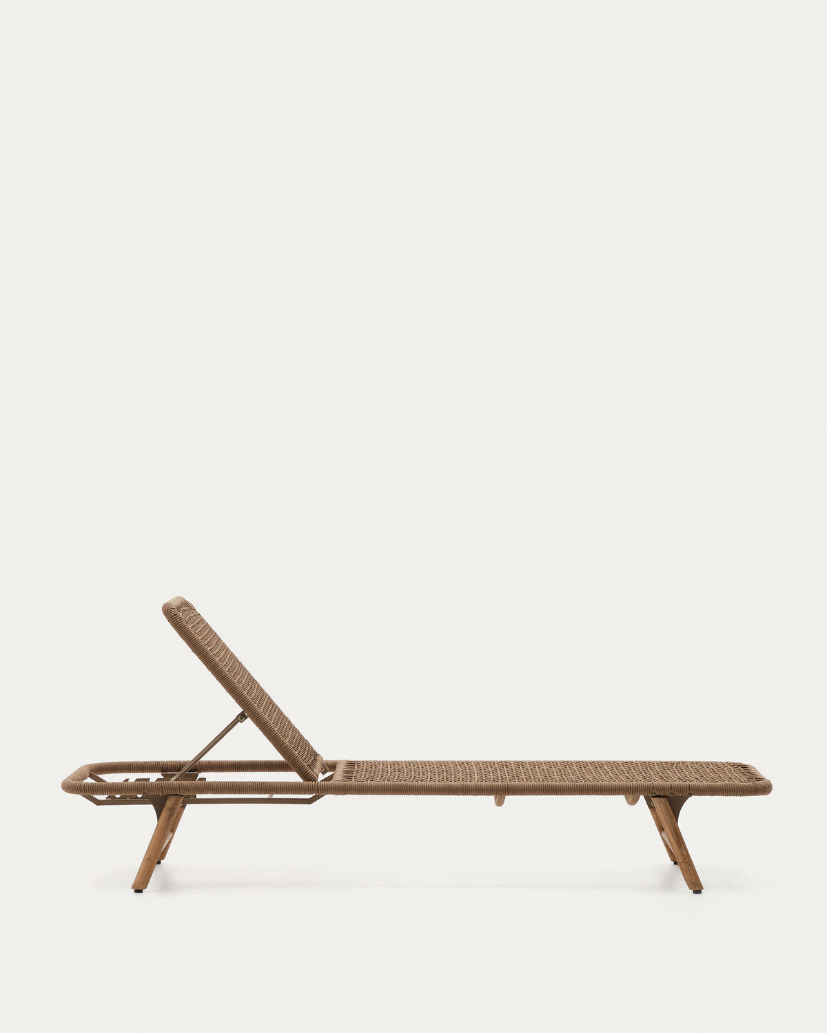 Sonnenliege Dandara aus Stahl, beiges Seil und Beine aus massivem FSC 100% Akazienholz in Beige präsentiert im Onlineshop von KAQTU Design AG. Liegestuhl ist von Kave Home