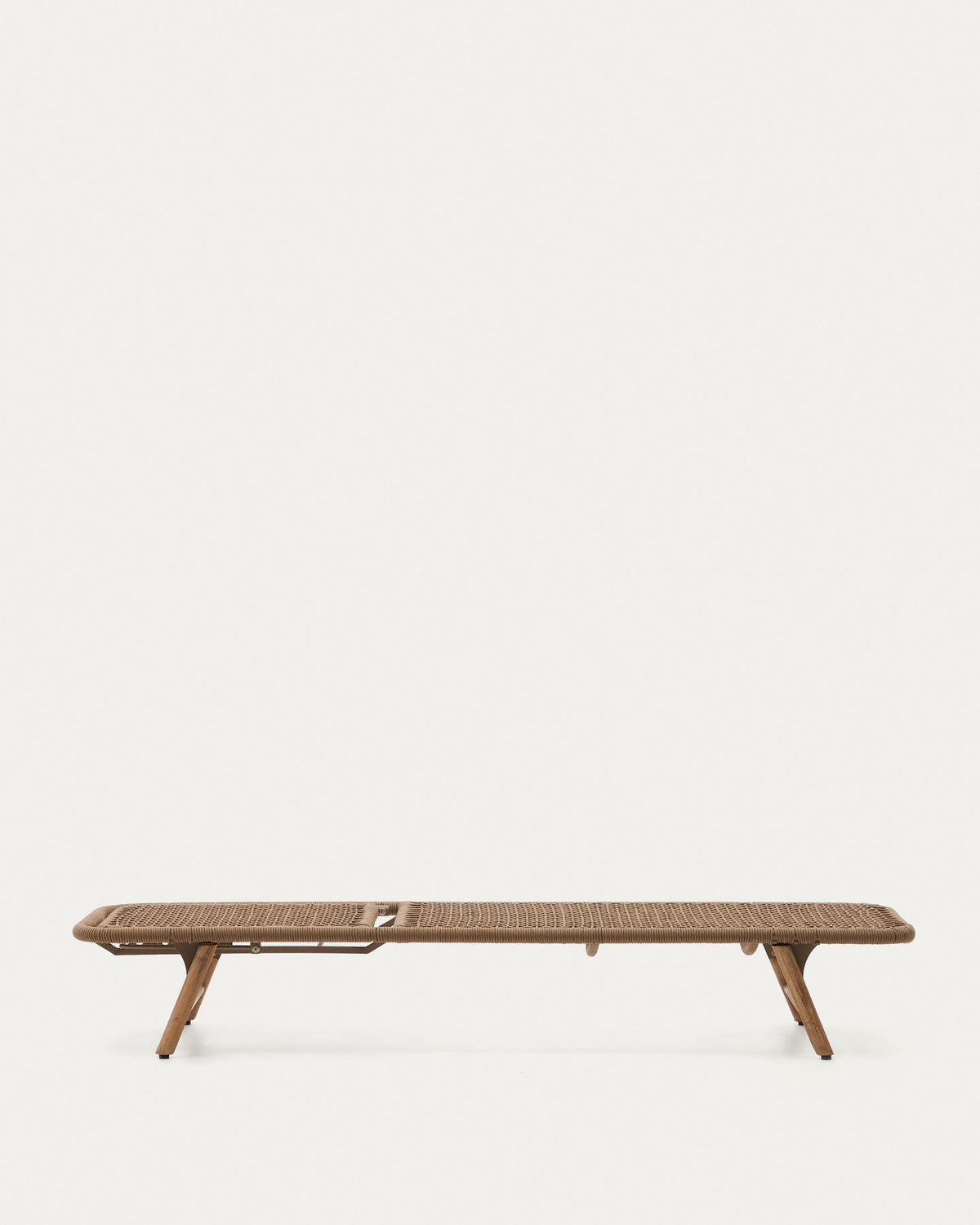 Sonnenliege Dandara aus Stahl, beiges Seil und Beine aus massivem FSC 100% Akazienholz in Beige präsentiert im Onlineshop von KAQTU Design AG. Liegestuhl ist von Kave Home