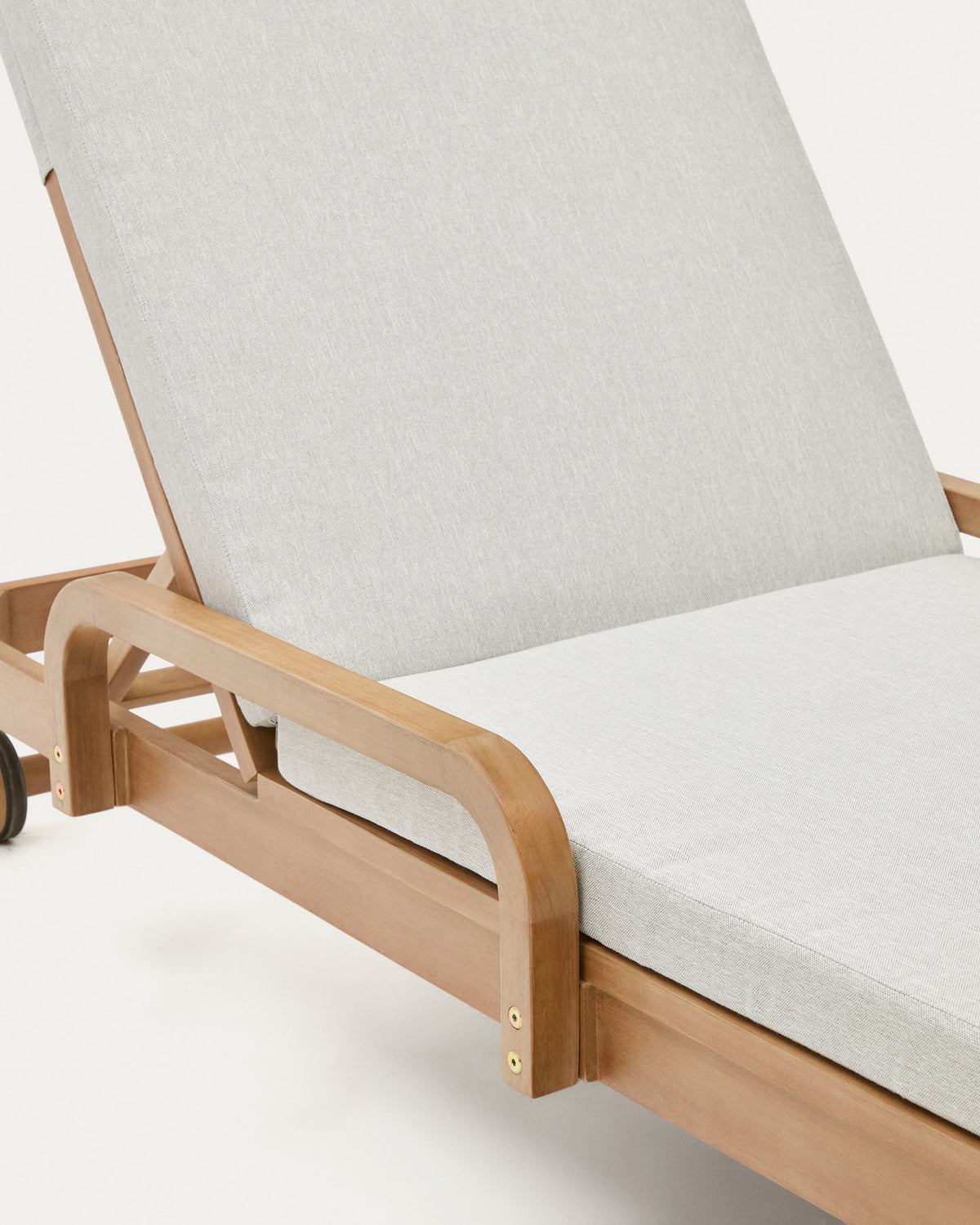 Sonsaura Liege aus massivem Eukalyptusholz FSC 100% in Natur, Grau präsentiert im Onlineshop von KAQTU Design AG. Liegestuhl ist von Kave Home