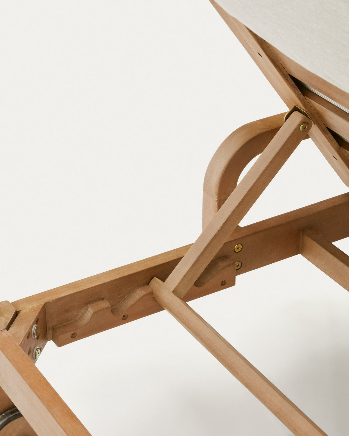 Sonsaura Liege aus massivem Eukalyptusholz FSC 100% in Natur, Grau präsentiert im Onlineshop von KAQTU Design AG. Liegestuhl ist von Kave Home