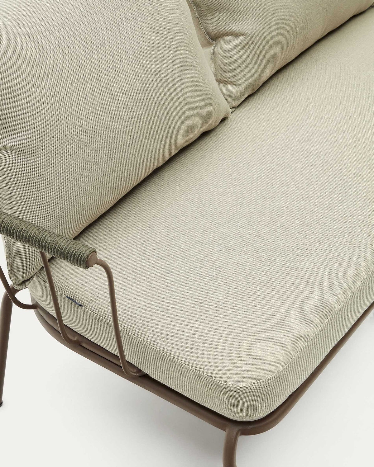 Salguer 2-Sitzer-Sofa aus grünem Seil und Stahl in Braun 134 cm in Braun, Beige, Grün präsentiert im Onlineshop von KAQTU Design AG. Lounge Sofa ist von Kave Home