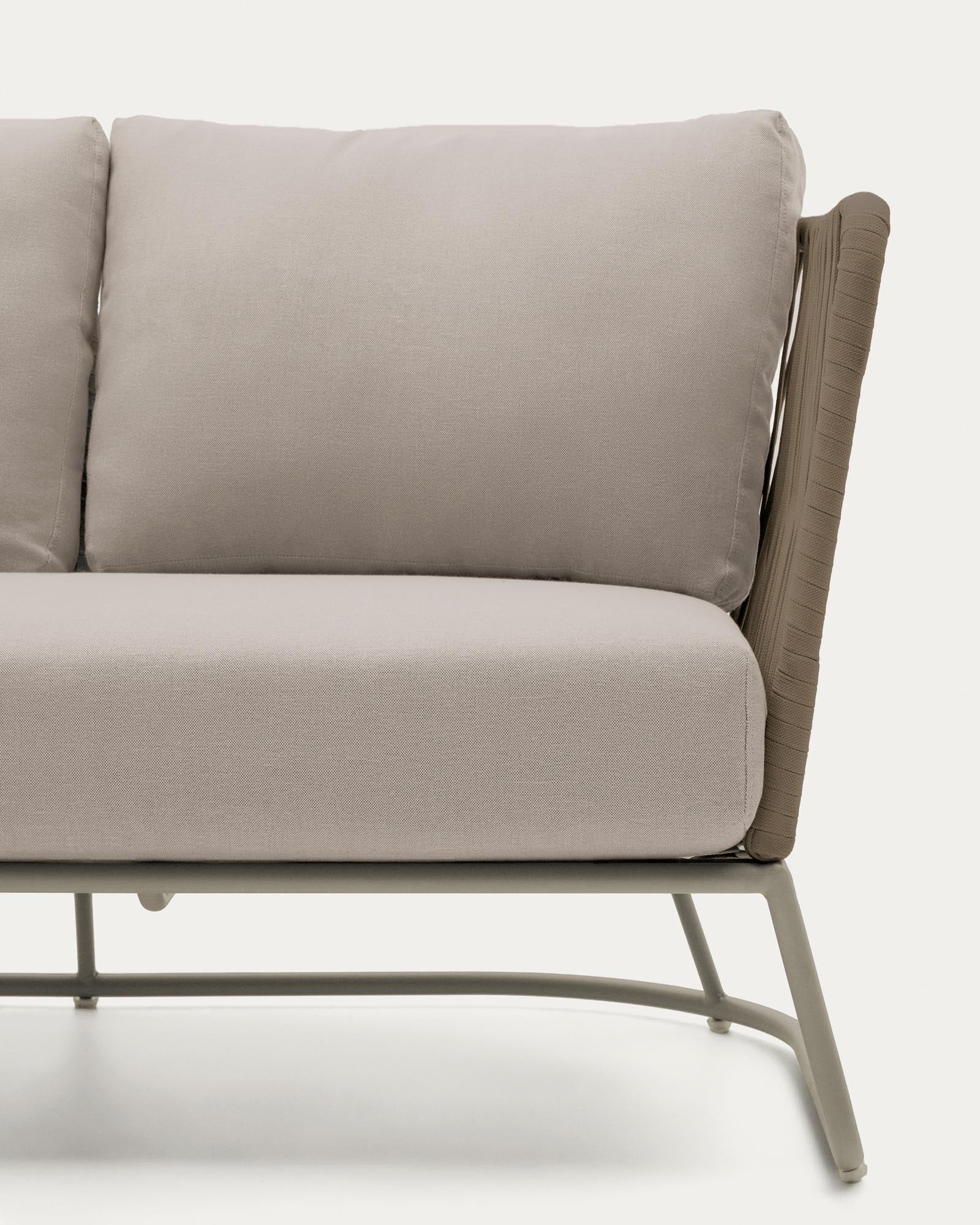 Beige 3-Sitzer-Outdoor-Sofa Saconca aus robustem Seil und verzinktem Stahl, ideal für stilvolle Lounges im Freien.