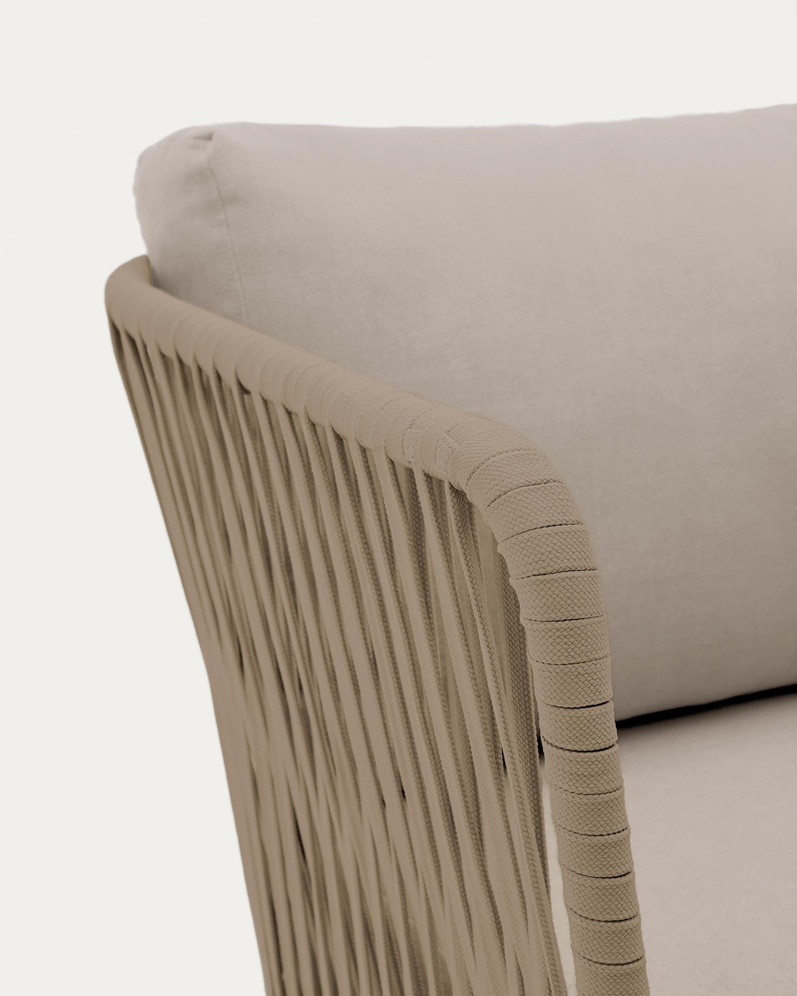 Stylisches 3-Sitzer-Sofa Saconca für den Außenbereich, kombiniert robustes Seil mit beige lackiertem Stahl für eine moderne Lounge-Atmosphäre.