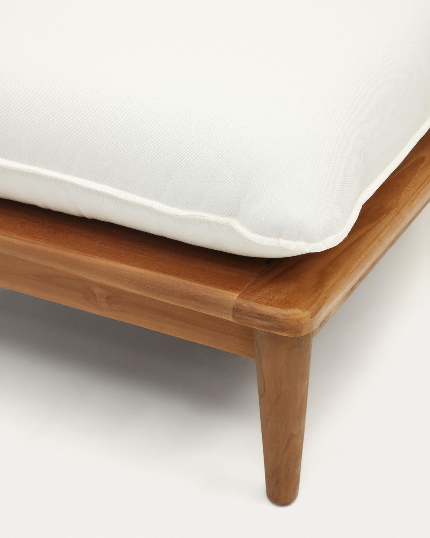 Eleganter modularer Ecksessel aus massivem Teakholz von Kave Home. Ideal für jeden Außenbereich, robust und anpassbar für individuellen Stil.