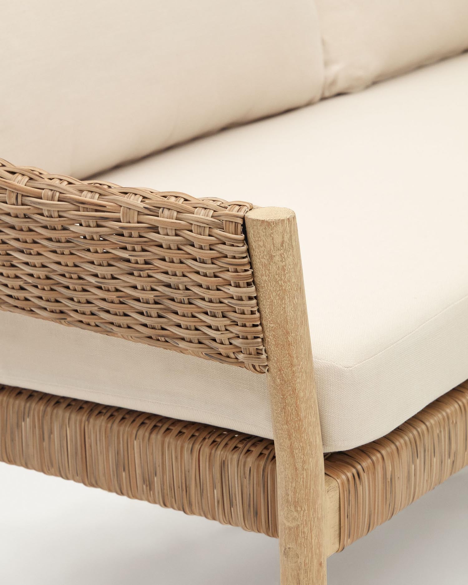 Stilvolles Set aus 2-Sitzer-Sofa und 2 Sesseln, stapelbar, aus FSC-zertifiziertem Eukalyptus und Kunstrattan, ideal für den Außenbereich.