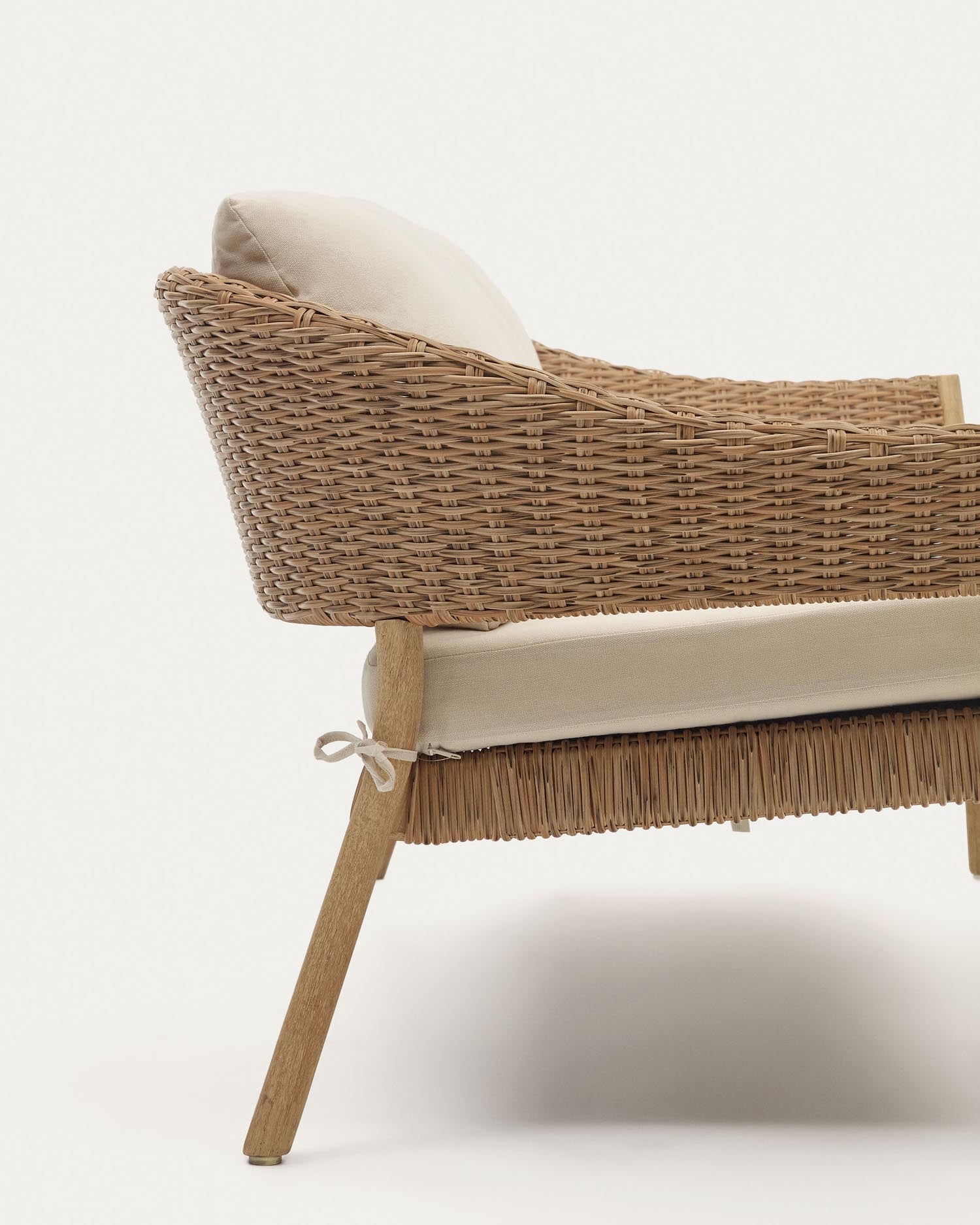 Stilvolles Set aus 2-Sitzer-Sofa und 2 Sesseln, stapelbar, aus FSC-zertifiziertem Eukalyptus und Kunstrattan, ideal für den Außenbereich.