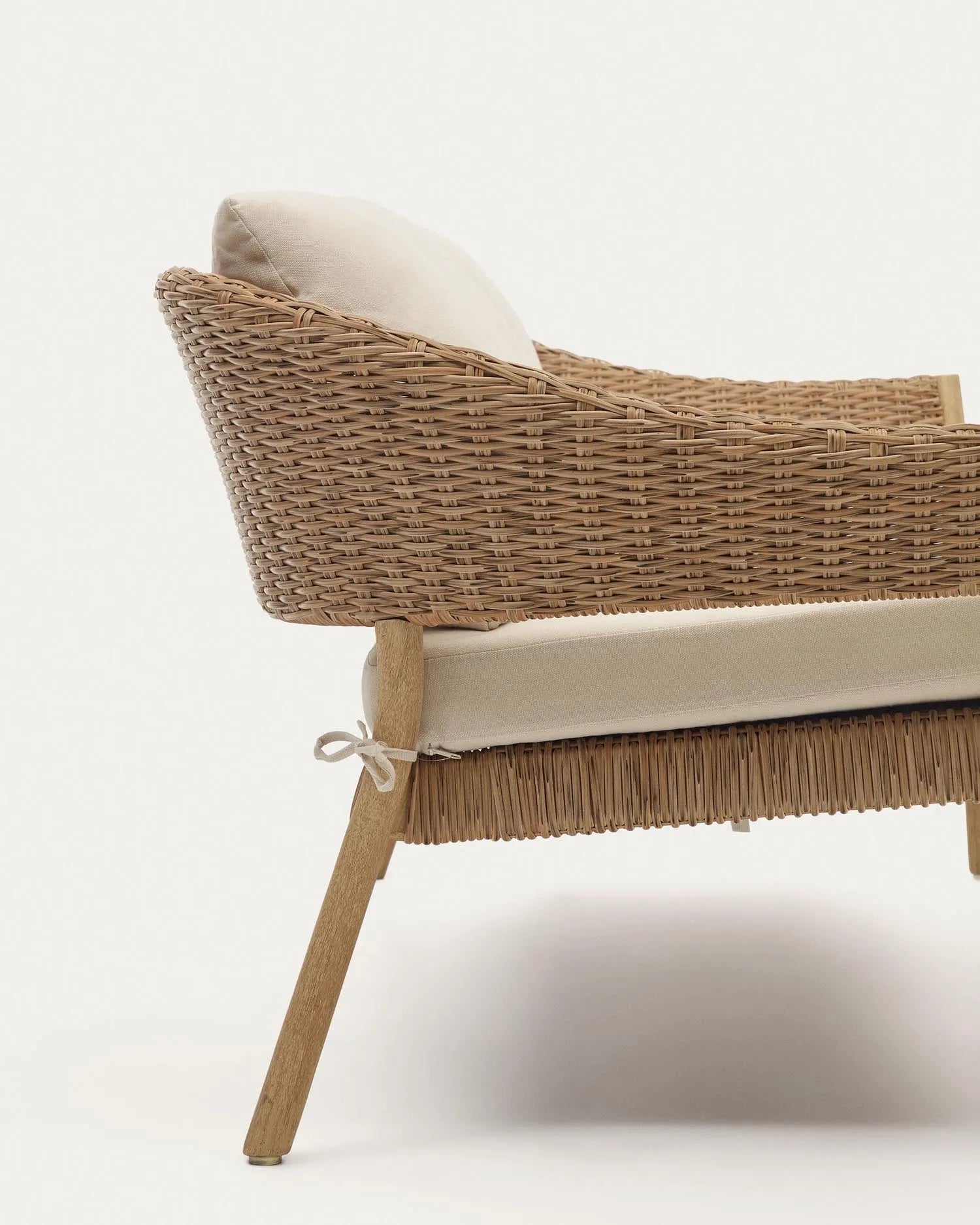 Elegantes Set aus 2-Sitzer-Sofa und 2 Sesseln, stapelbar, aus nachhaltigem Eukalyptusholz und Kunstrattan, perfekt für draußen.