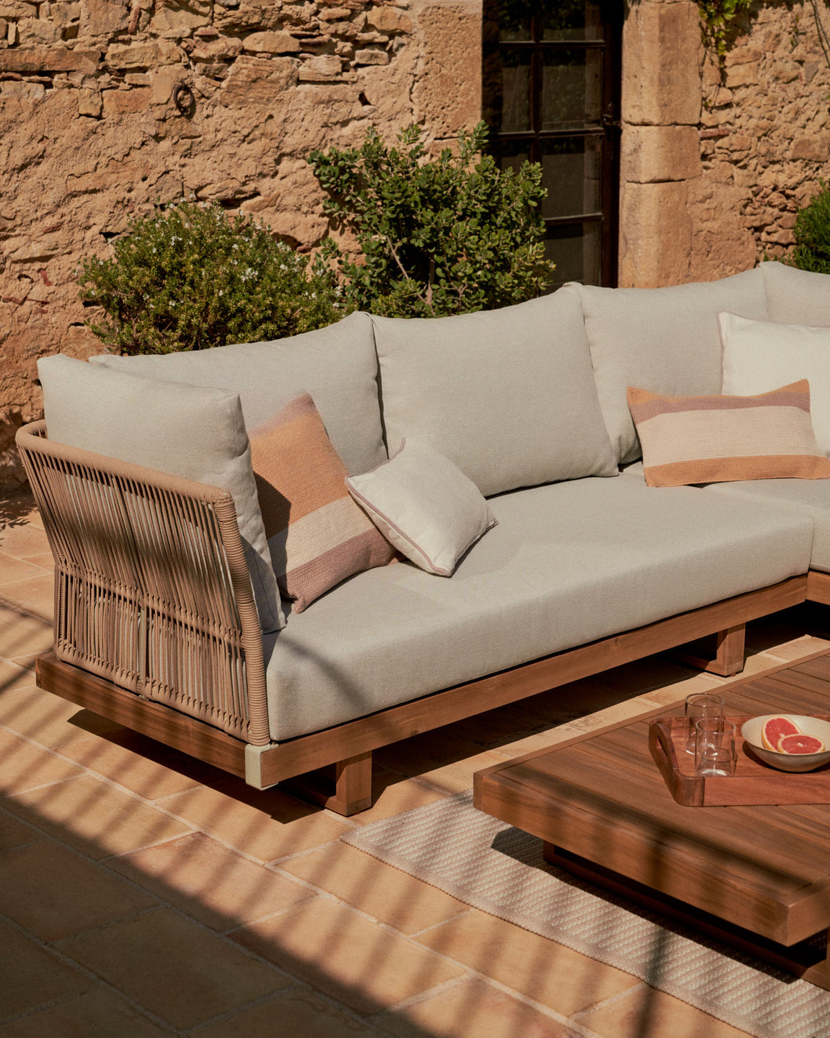 Raco Set aus 5-Sitzer-Ecksofa und Couchtisch massives Akazienholz FSC 100% in Natur präsentiert im Onlineshop von KAQTU Design AG. Loungeset ist von Kave Home
