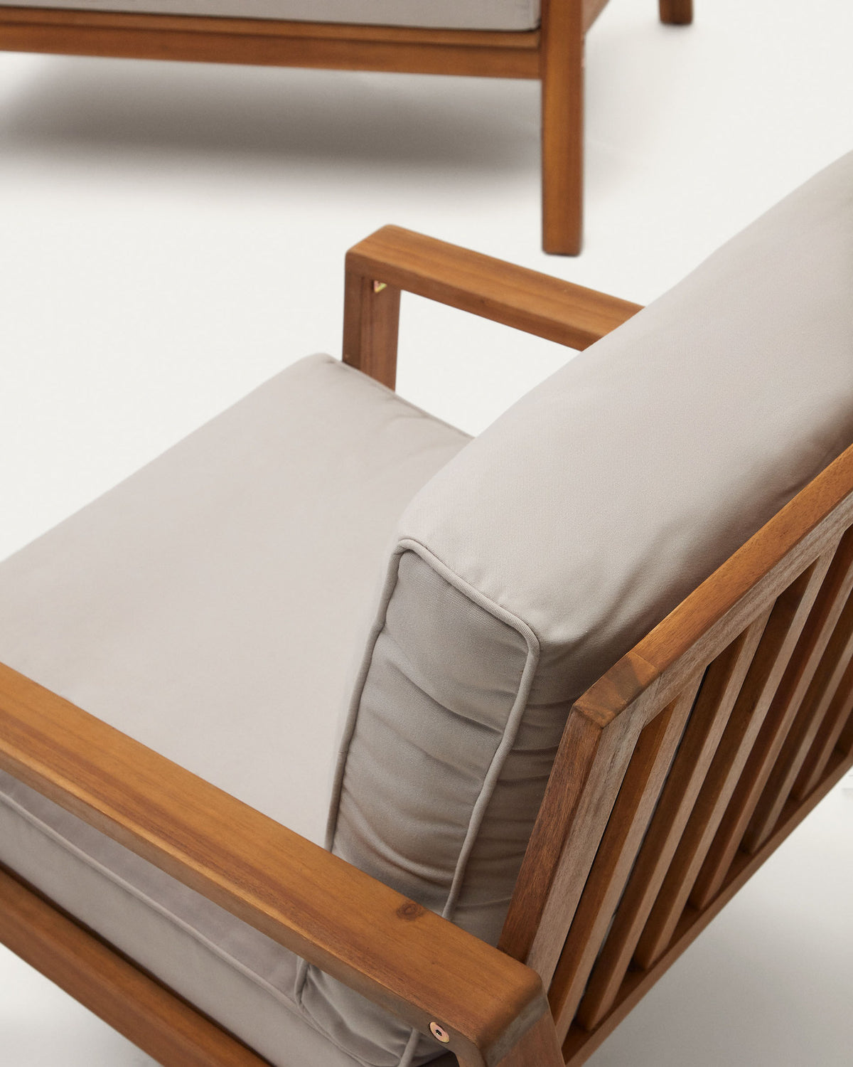 Frares Set aus 2-Sitzer-Sofa, 2 Sesseln und Couchtisch massives Akazienholz FSC 100% in Natur präsentiert im Onlineshop von KAQTU Design AG. Loungeset ist von Kave Home