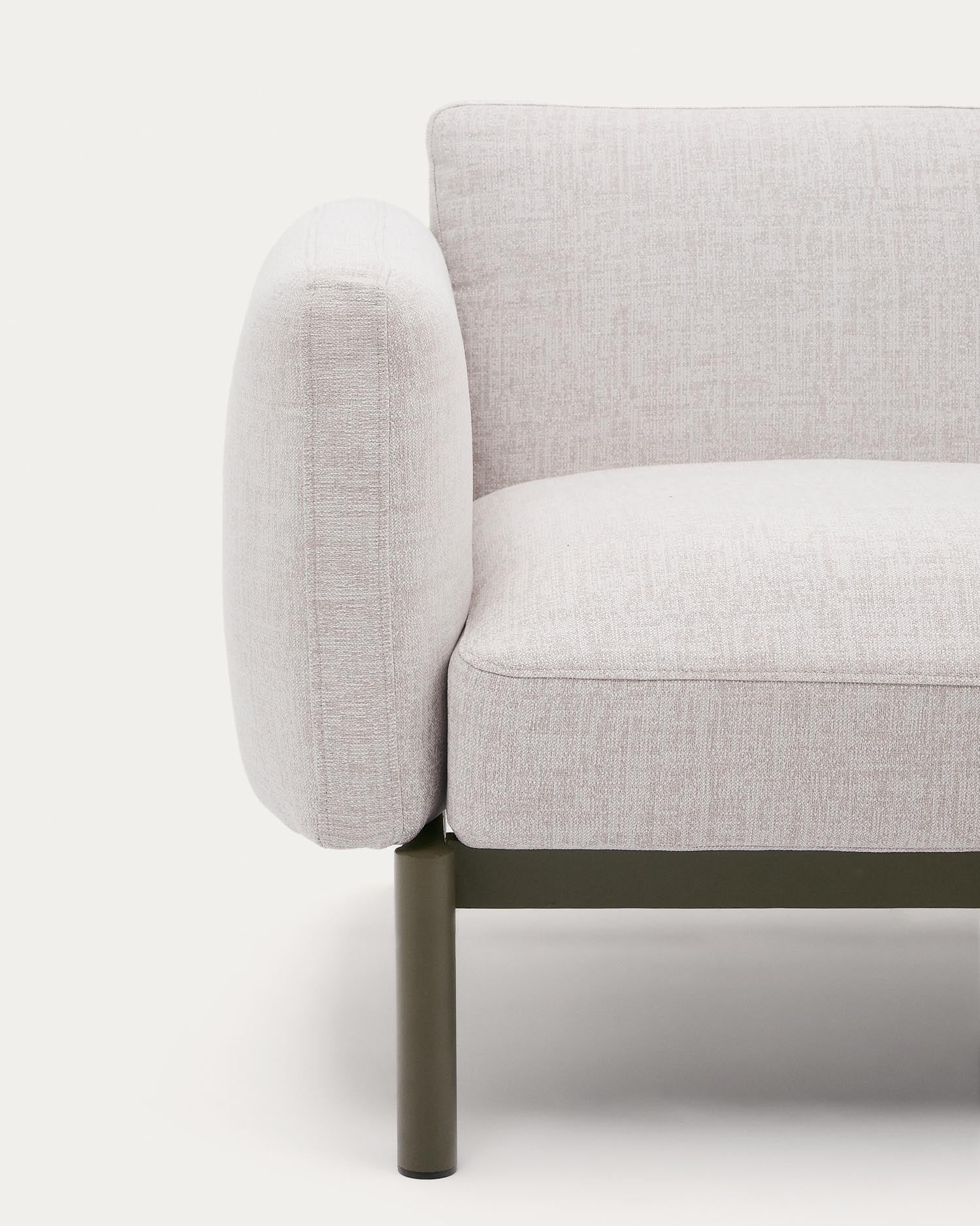 Entdecken Sie das modulare 2-Sitzer-Sofa Sorells von Kave Home: Stilvolles Design aus grünem Aluminium, langlebig und perfekt für Ihren Außenbereich.