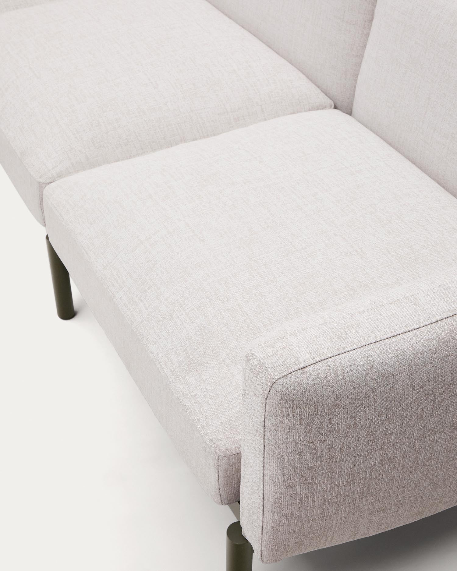 Entdecken Sie das modulare 2-Sitzer-Sofa Sorells von Kave Home. Stilvolles, grünes Aluminium, langlebig und perfekt für Ihren Außenbereich.