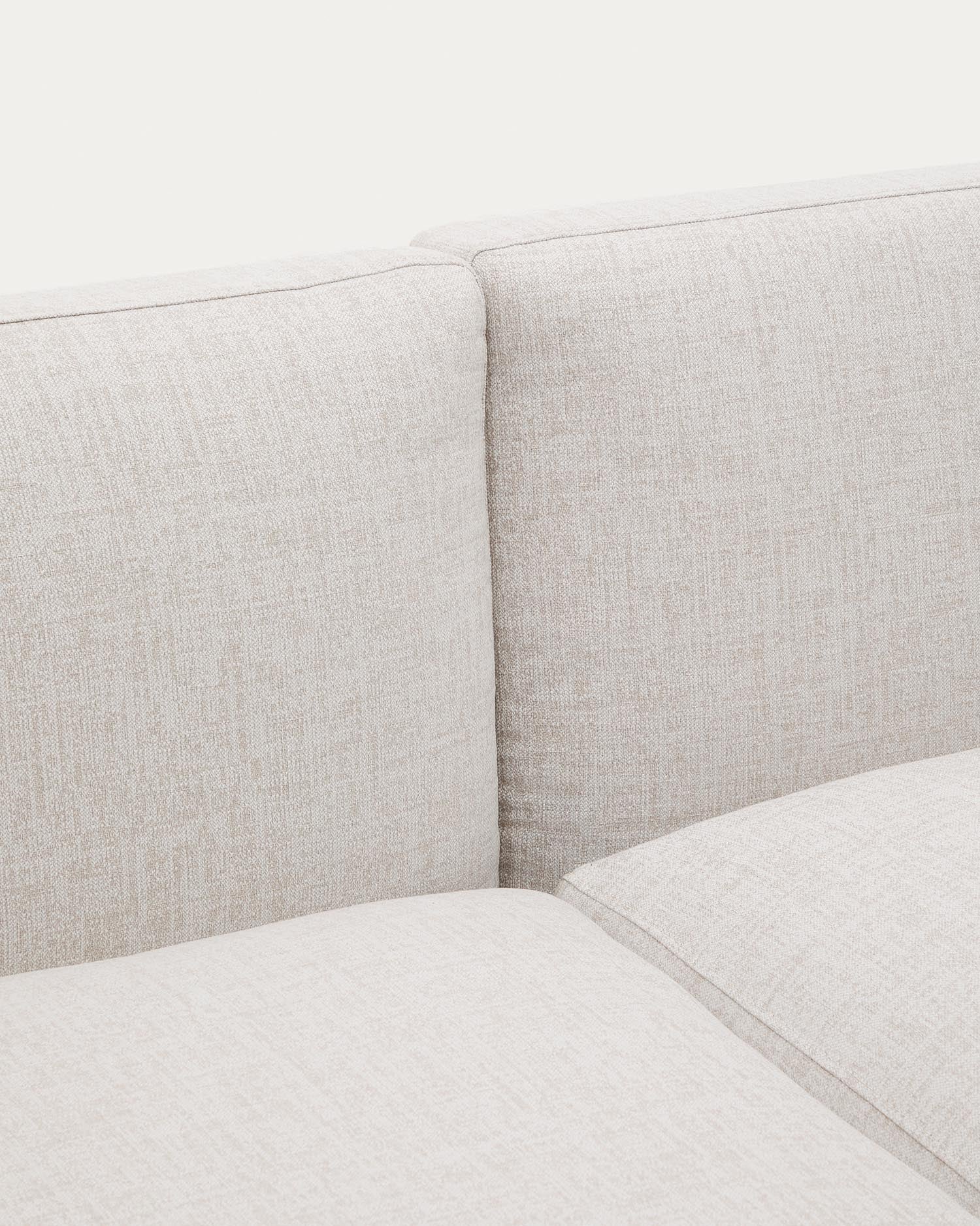 Gestalten Sie Ihren Außenbereich mit dem modularen 5-Sitzer-Ecksofa Sorells von Kave Home. Beige Polsterung und grüner Aluminiumrahmen bieten Stil und Langlebigkeit.