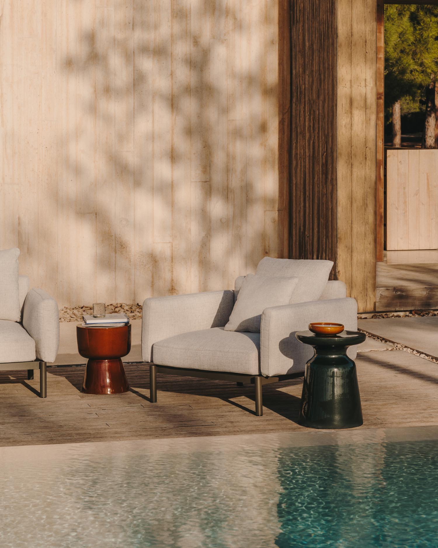 Stilvoller Outdoor-Sessel Sorells in Grün von Kave Home, aus Aluminium gefertigt, perfekt für modulare Gartenmöbel.