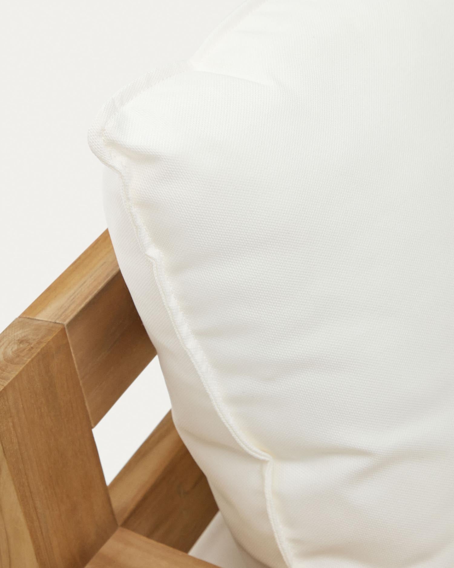 Forcanera Sessel von Kave Home: Robuster Teakholz-Sessel für stilvolle Outdoor-Entspannung, ideal für Garten und Terrasse.