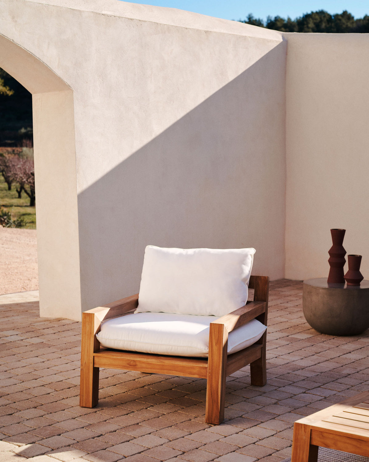 Forcanera Sessel aus massivem Teakholz in Weiss, Braun präsentiert im Onlineshop von KAQTU Design AG. Outdoor-Sessel mit Armlehnen ist von Kave Home