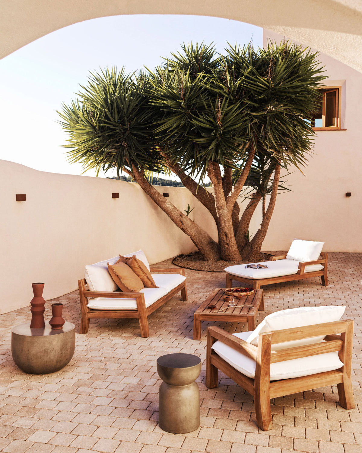 Forcanera Sessel aus massivem Teakholz in Weiss, Braun präsentiert im Onlineshop von KAQTU Design AG. Outdoor-Sessel mit Armlehnen ist von Kave Home