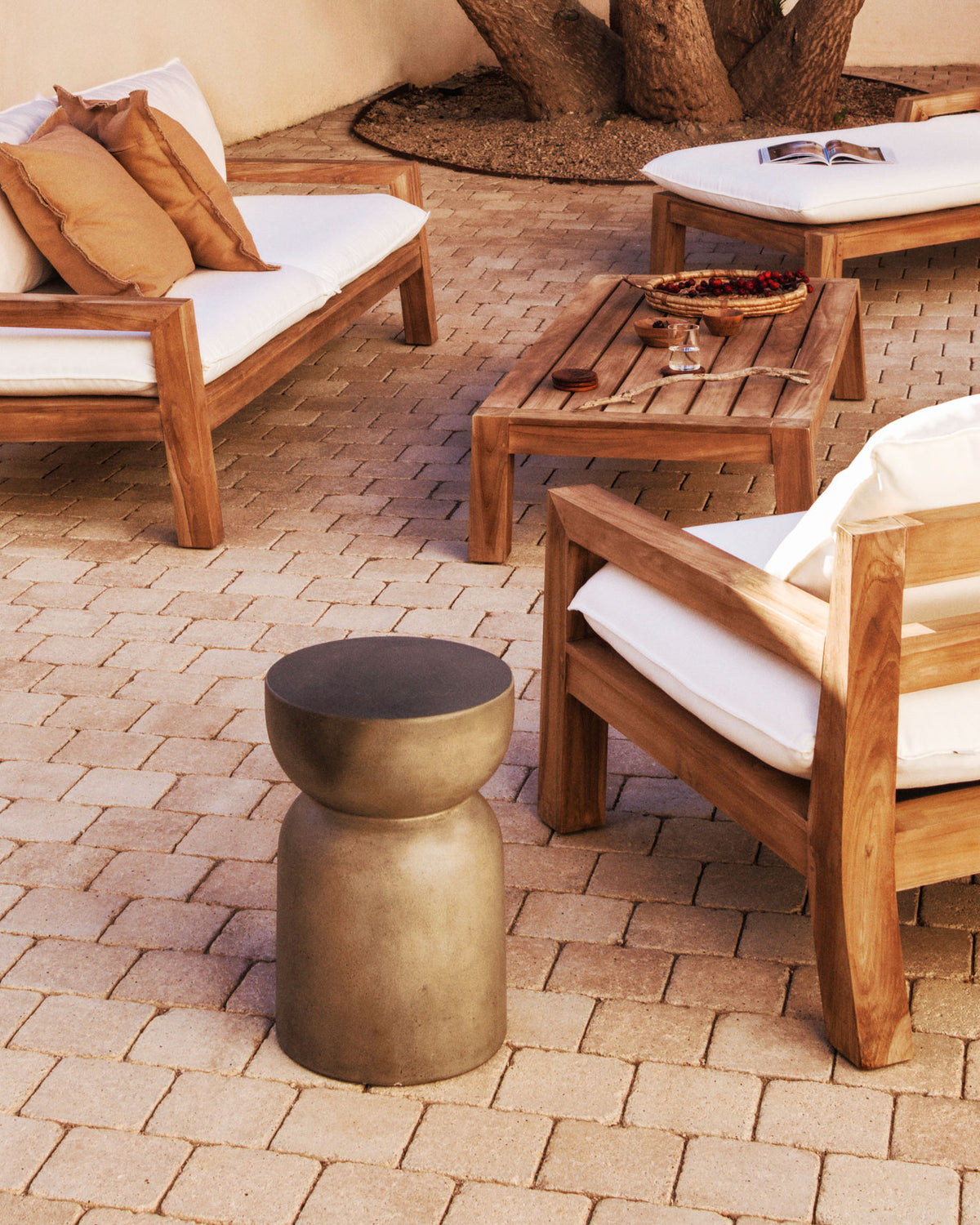 Forcanera Sessel aus massivem Teakholz in Weiss, Braun präsentiert im Onlineshop von KAQTU Design AG. Outdoor-Sessel mit Armlehnen ist von Kave Home
