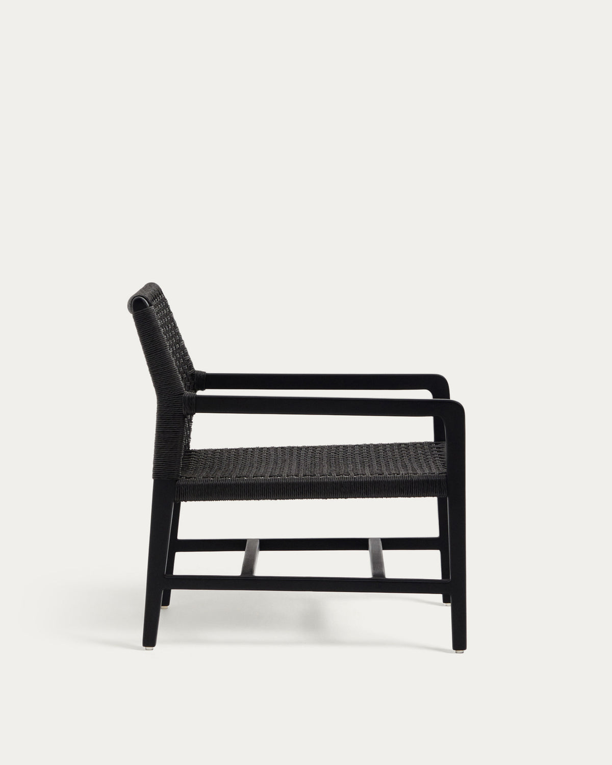 Poltroncina Sabolla realizzata in massello di teak con finitura nera