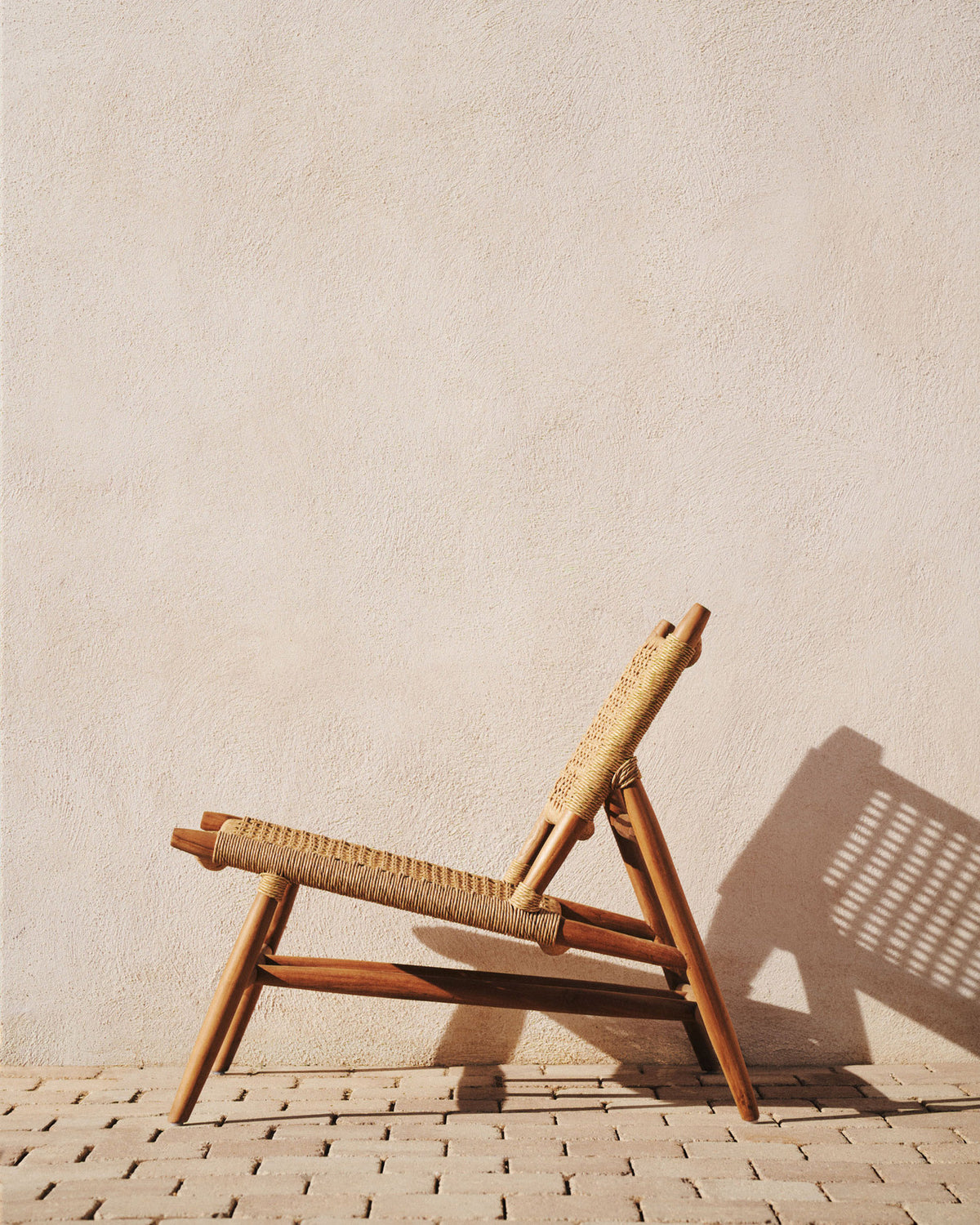 Codolar Sessel aus massivem Teakholz in Natur präsentiert im Onlineshop von KAQTU Design AG. Outdoor-Sessel ist von Kave Home
